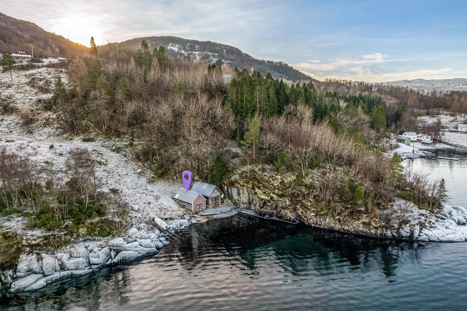 Naust ved flott strand like nedenfor hytta Galleribilde