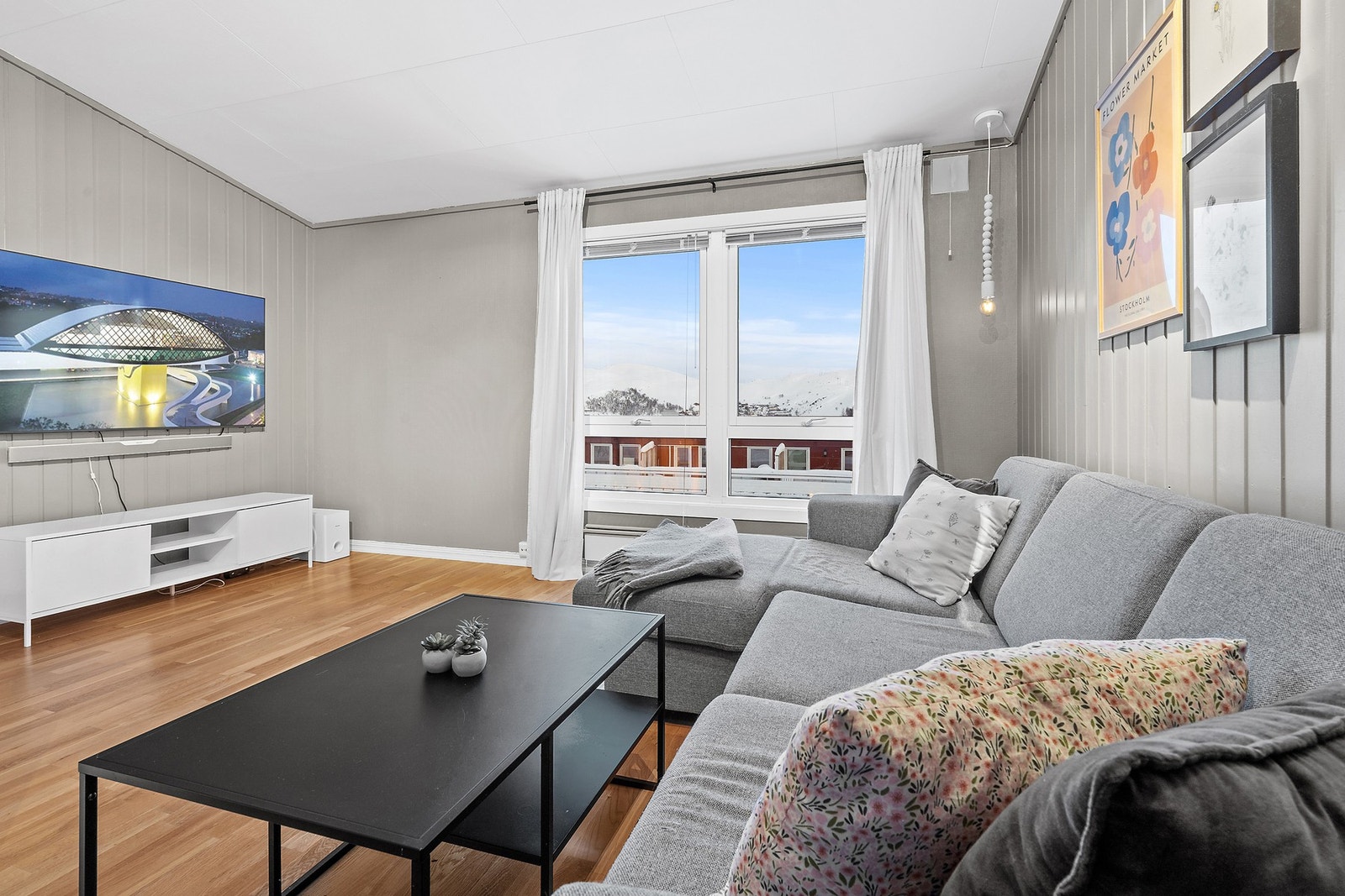 Stuen har lysinnslipp og utsikt Galleribilde