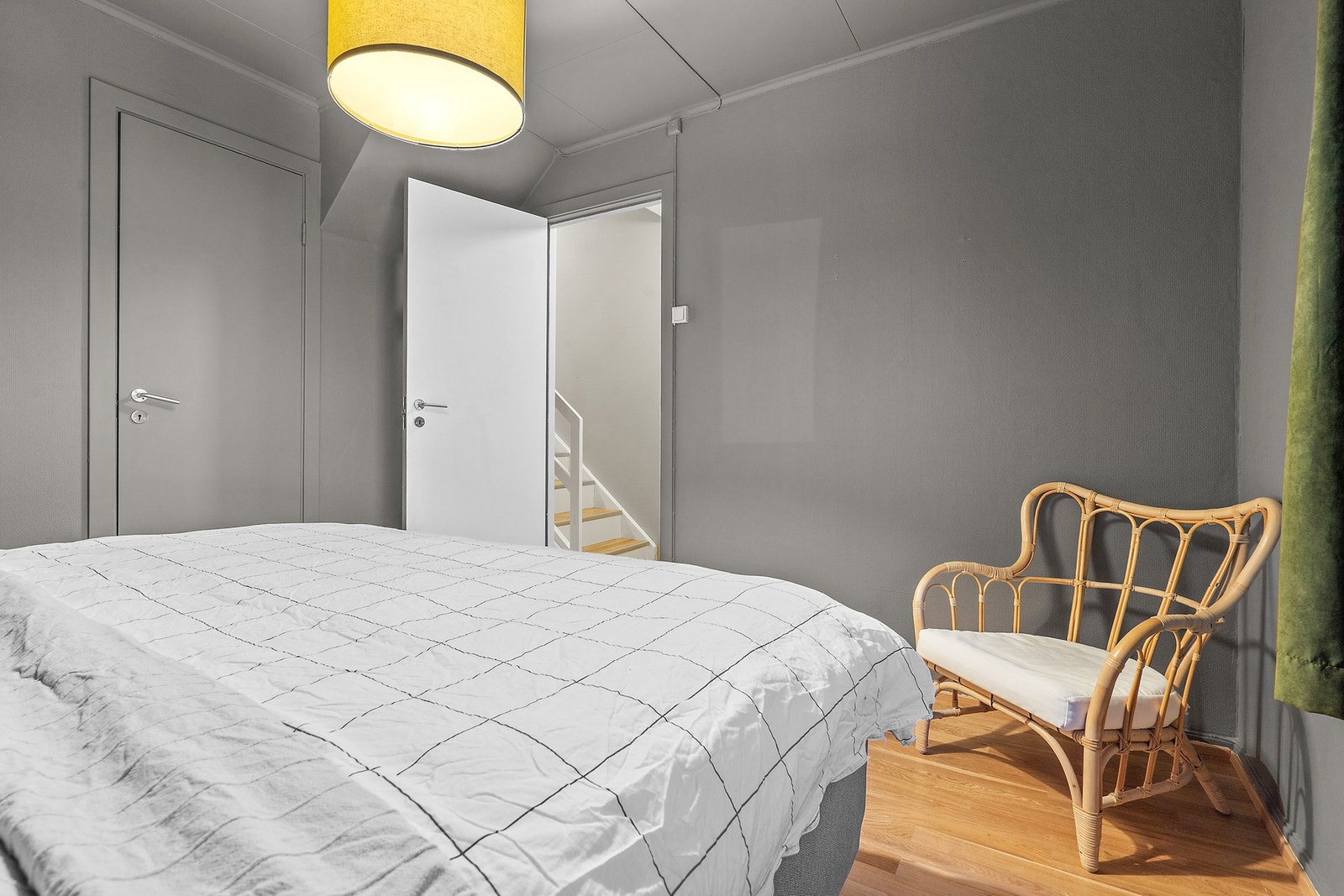 Romslig soverom med garderobe Galleribilde
