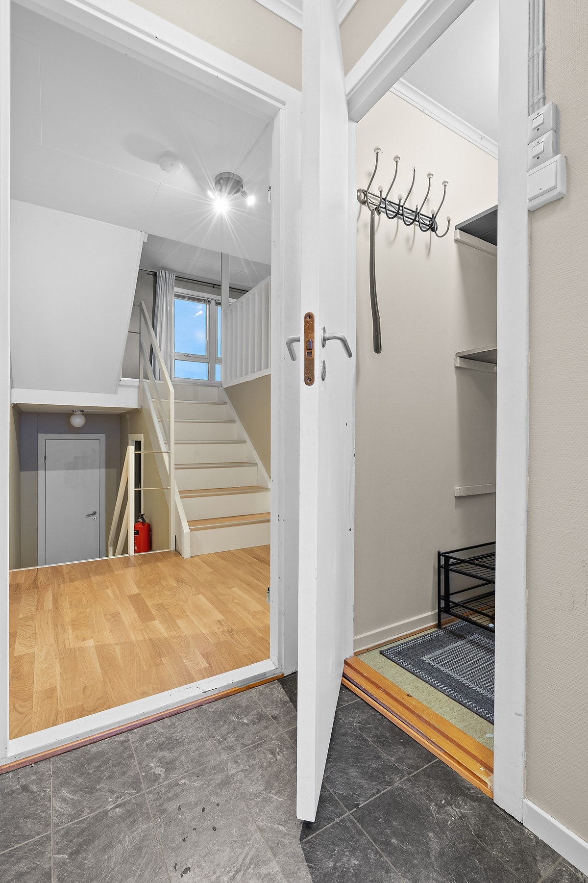 Entre med garderobe/bod Galleribilde