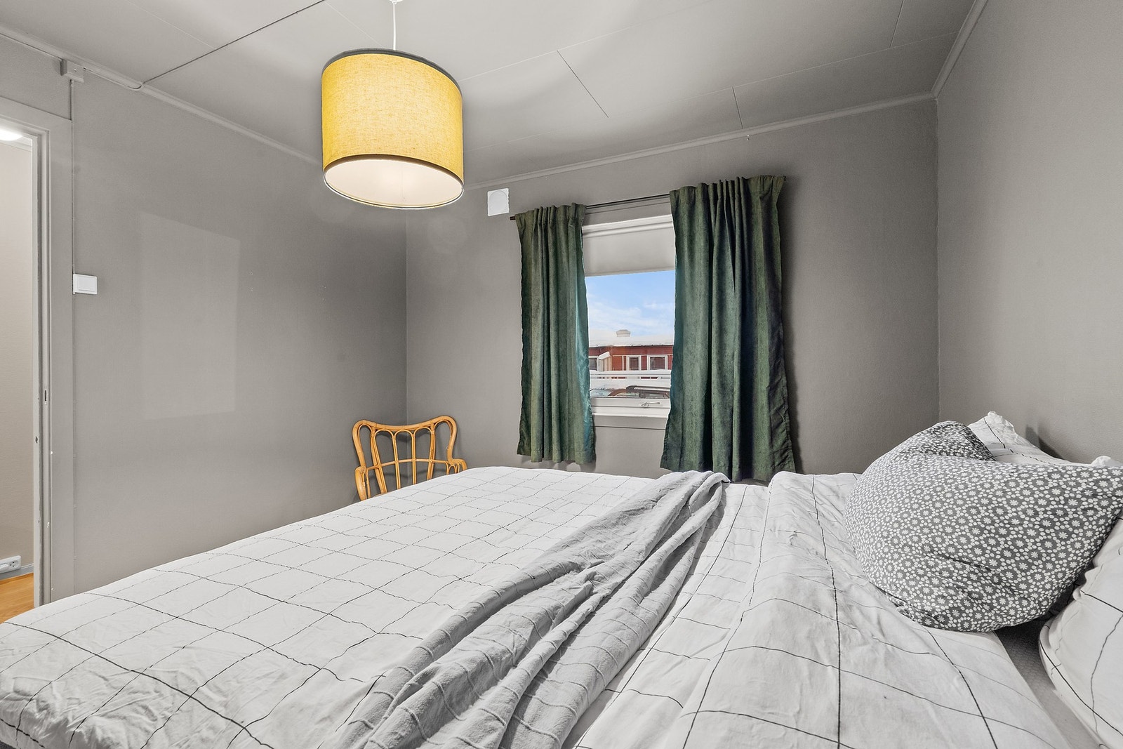 Romslig soverom med garderobe Galleribilde