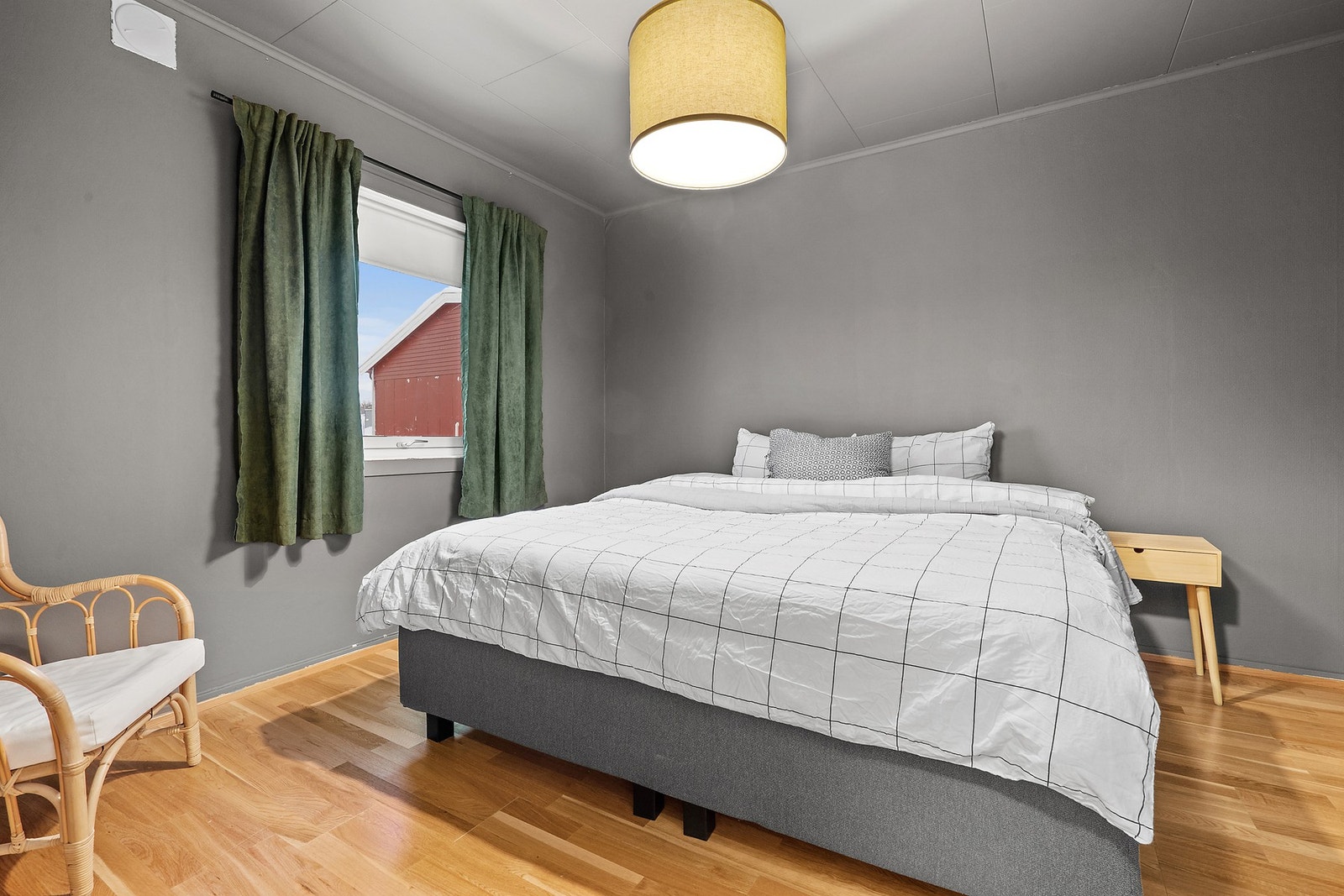 Romslig soverom med garderobe Galleribilde