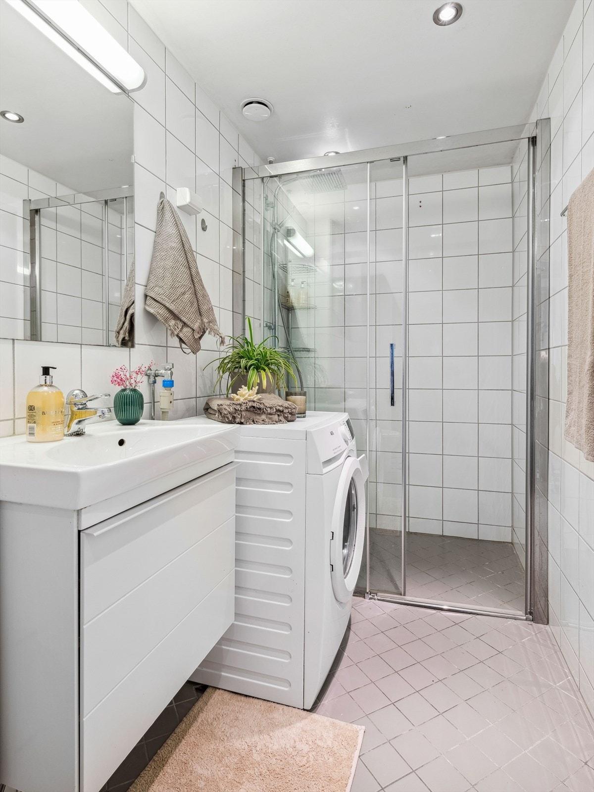 Baderommet fremstår som pent og velholdt. I 2020 ble det installert ny dusj og nytt blandebatteri i dusjen. Galleribilde