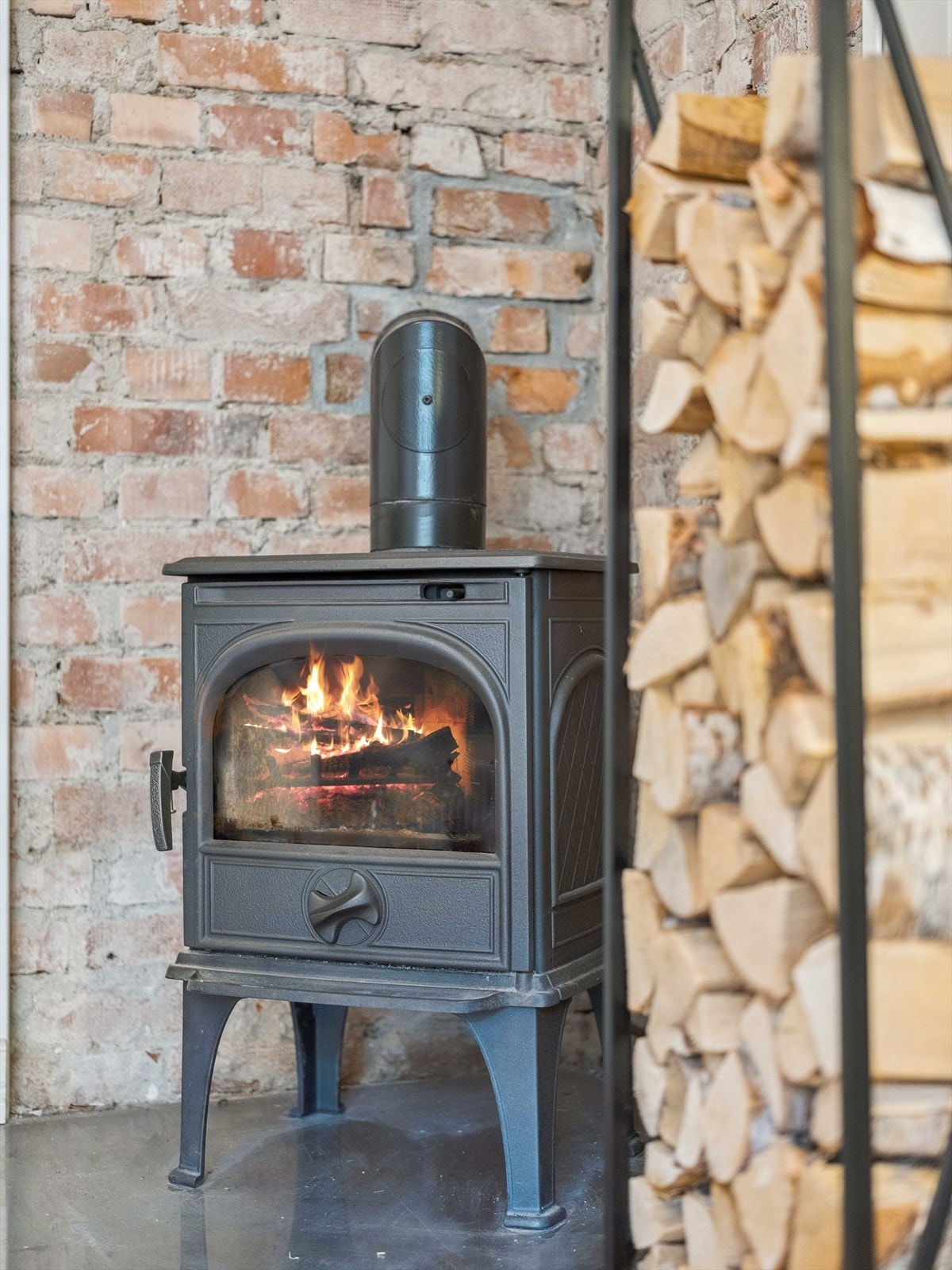 Leiligheten har flotte kvaliteter som teglsteinsvegg og peis. Galleribilde