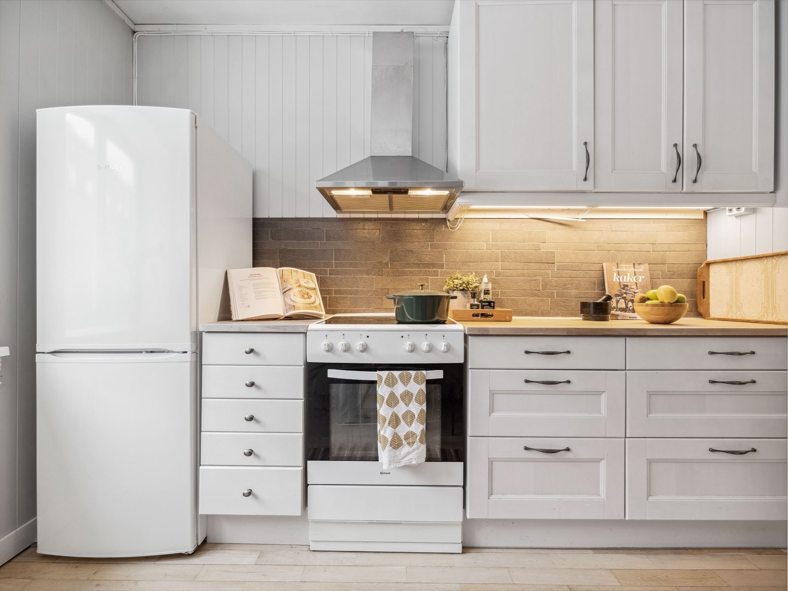 Av hvitevarer byr kjøkkenet på frittstående kjøl/fryseskap, komfyr, og integrert oppvaskmaskin. Galleribilde