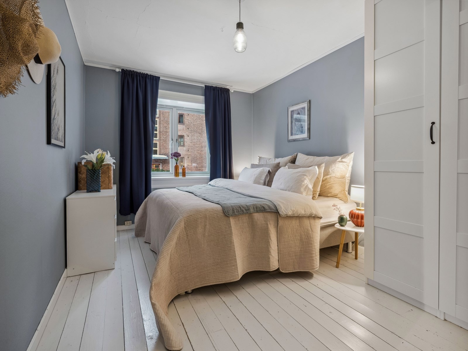 Herlig soverom med god plass til stor dobbeltseng med nattbord på hver side. Galleribilde