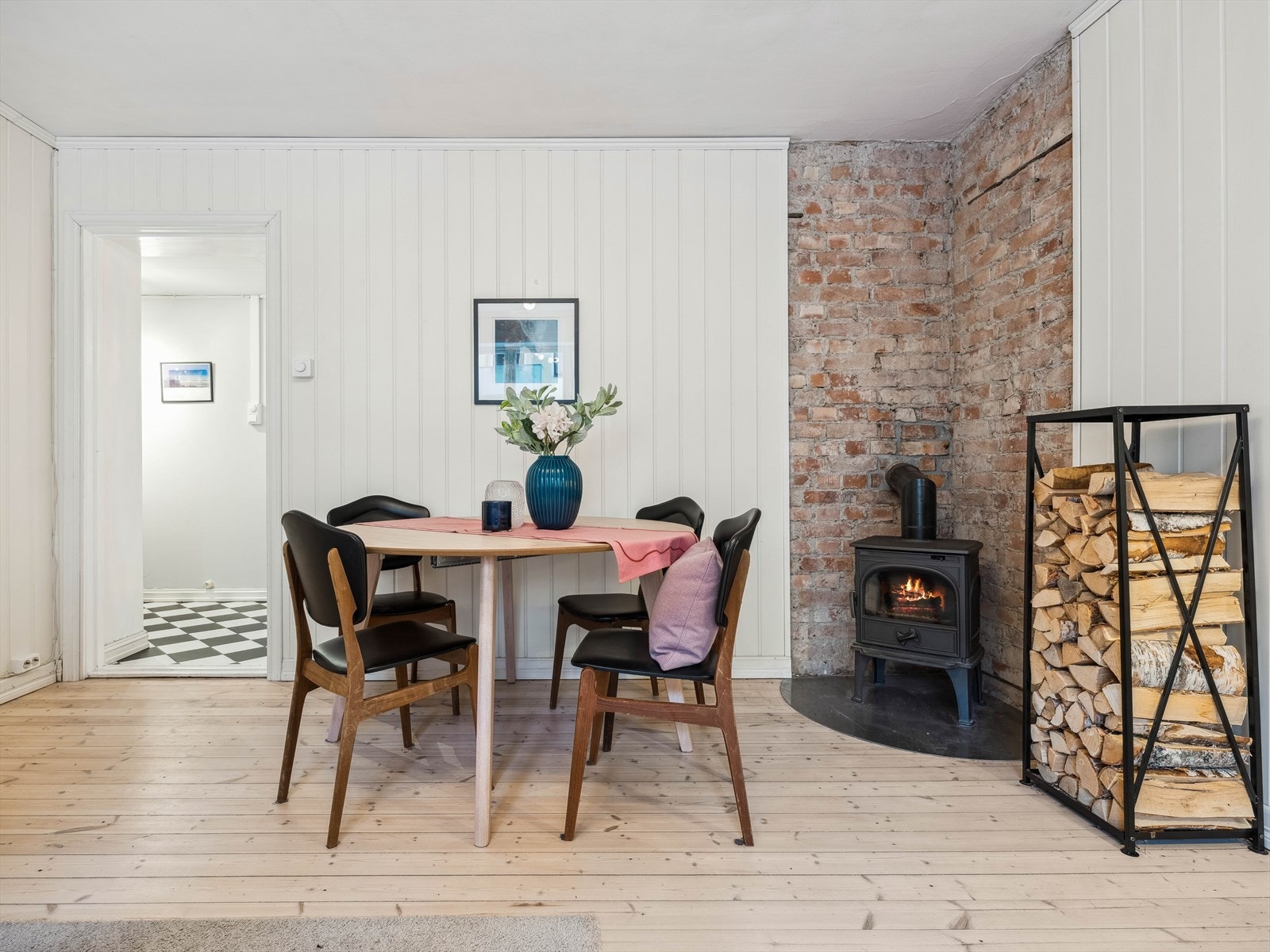 I stuen har du god plass til å sette opp et koselig spisebord. Galleribilde