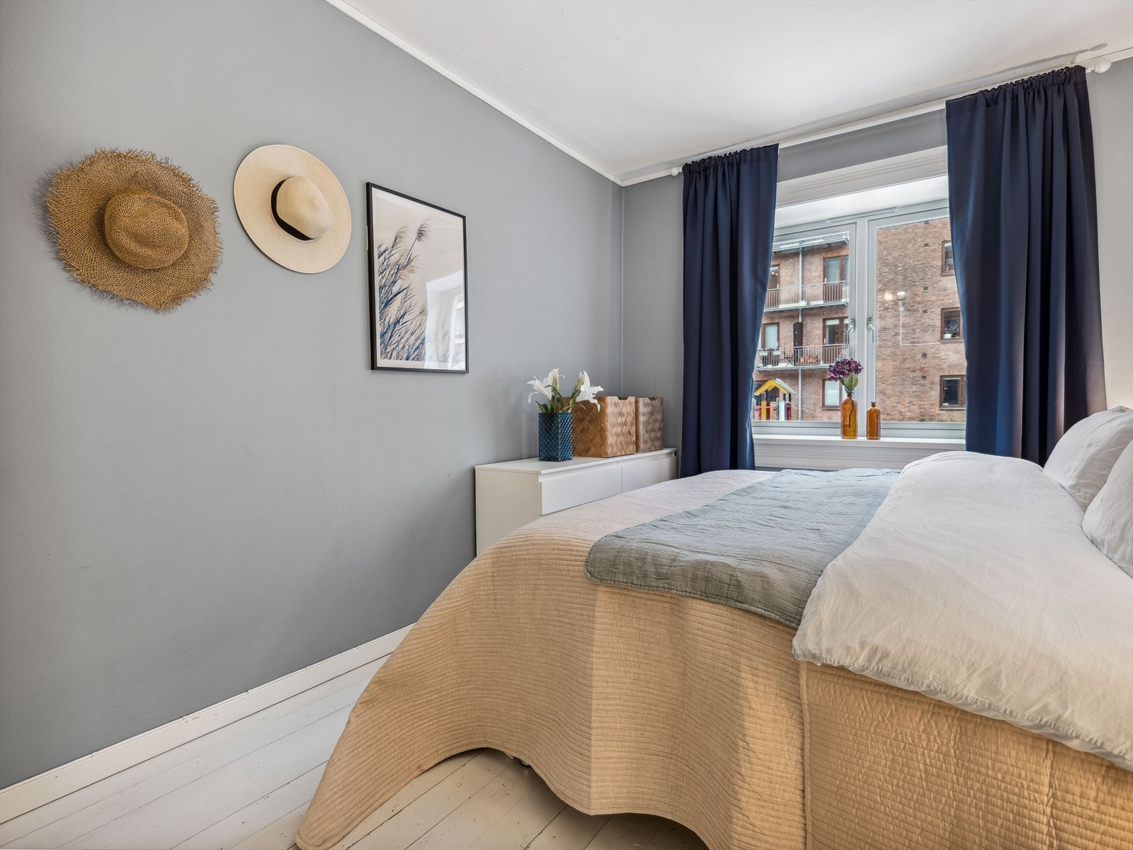 Både soverommet og kjøkkenet er vendt mot den idylliske bakgården som fungerer som en grønn og frodig park for beboerne. Galleribilde