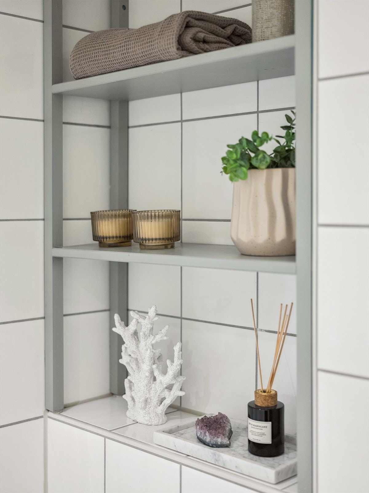 Du har i tillegg en praktisk nisje for oppbevaring som er bygd inn over klosettet. Galleribilde