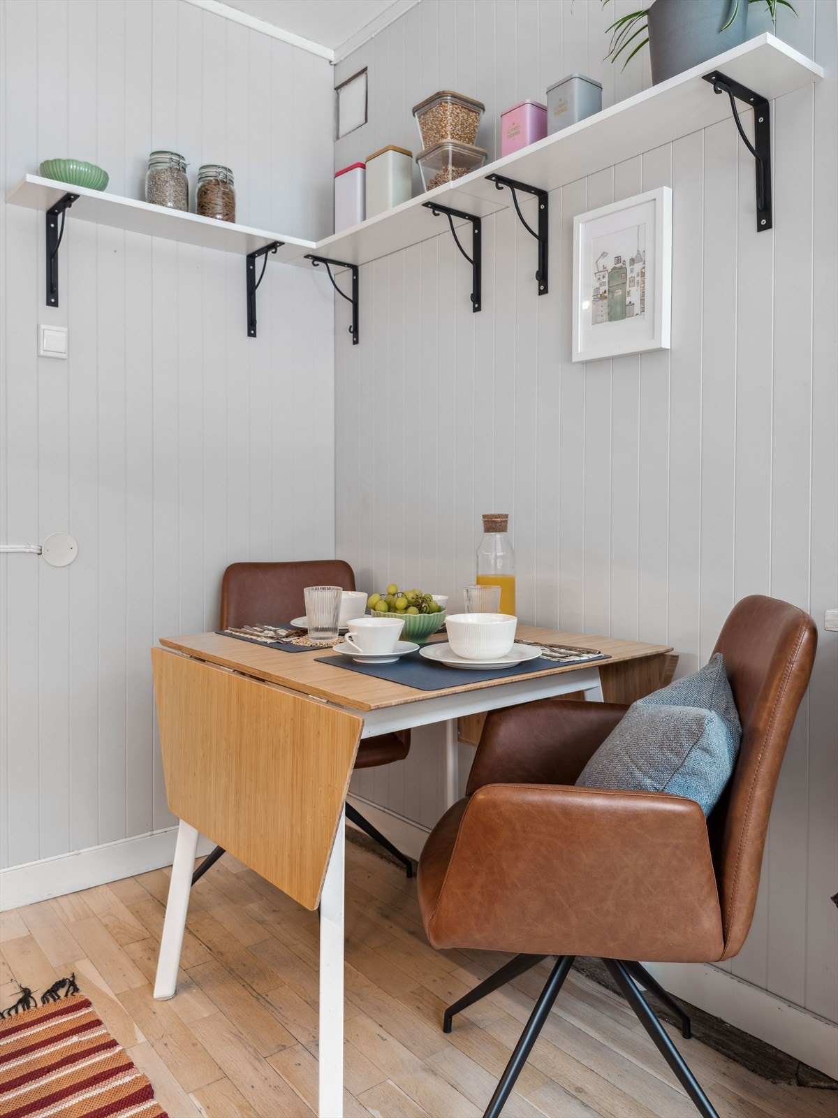 Her får du fint plass til et koselig frokostbord med stoler. Galleribilde