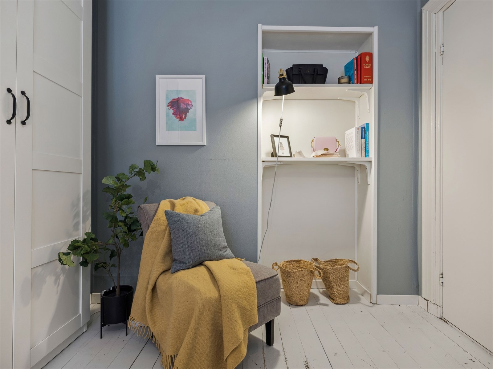 I tillegg til garderoben har du en innebygd nisje for oppbevaring. Galleribilde