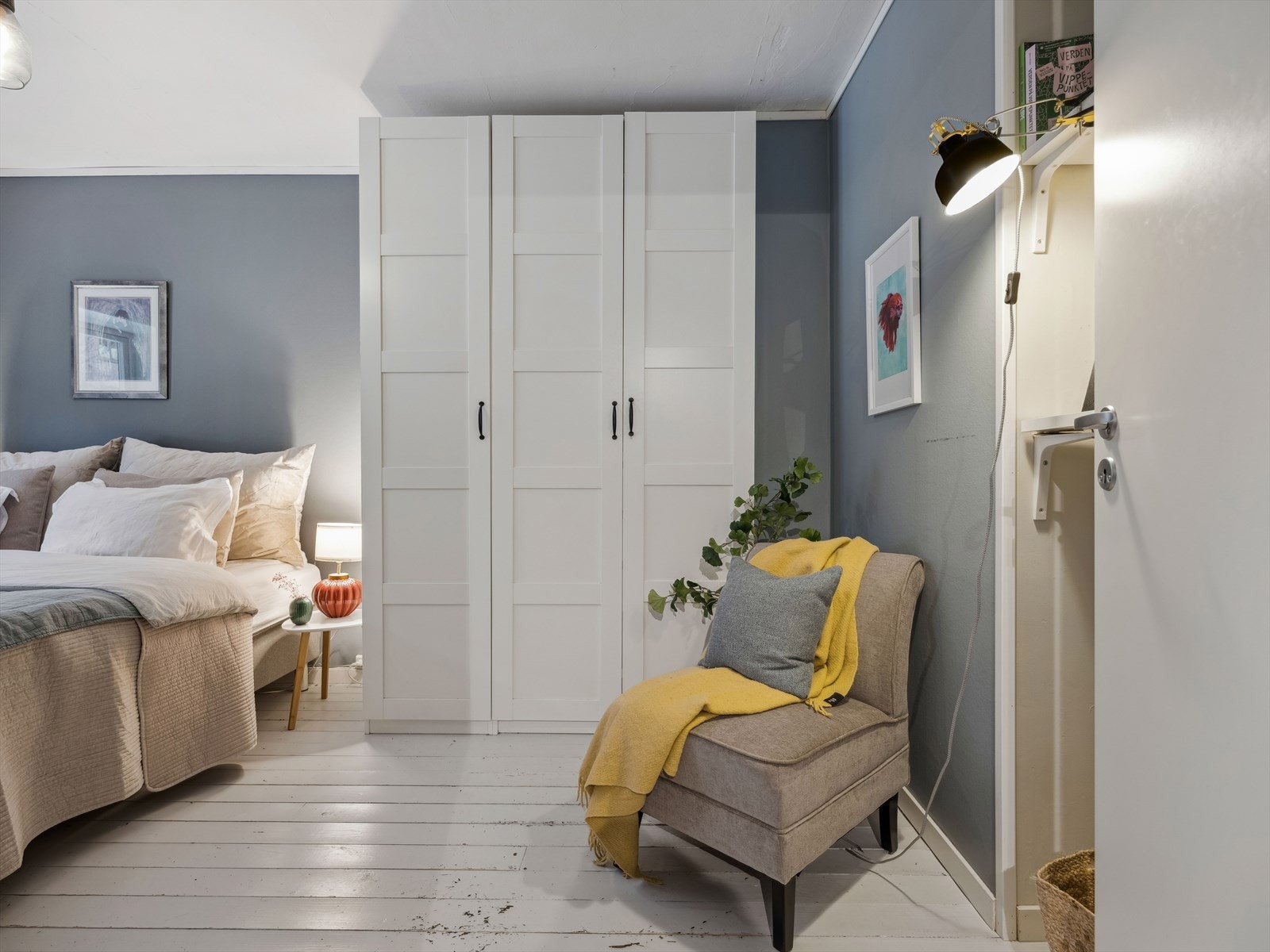 På soverommet er det plass til stor garderobeskap. Garderoben medfølger forøvrig salget. Galleribilde