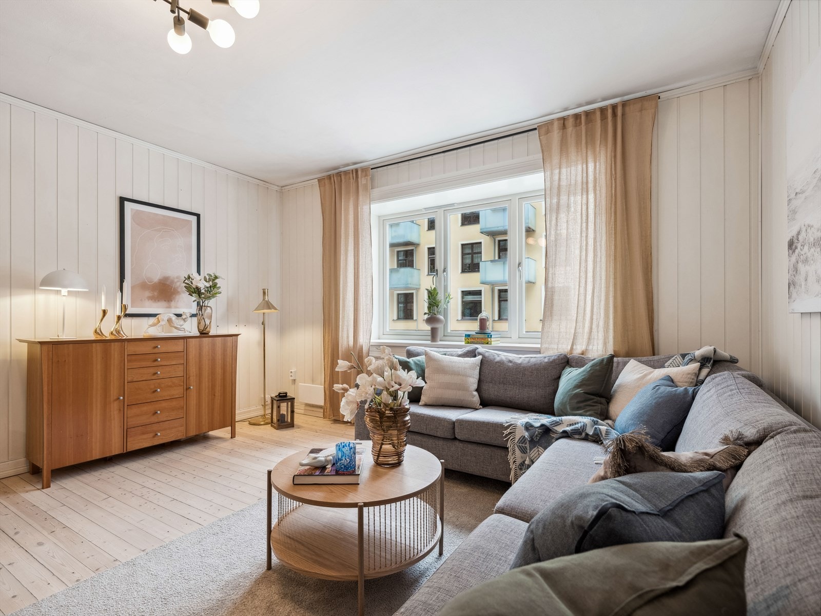 Den romslige stuen gir deg muligheten til å møblere med større sofagruppe, tvbord, og stor tv. Galleribilde