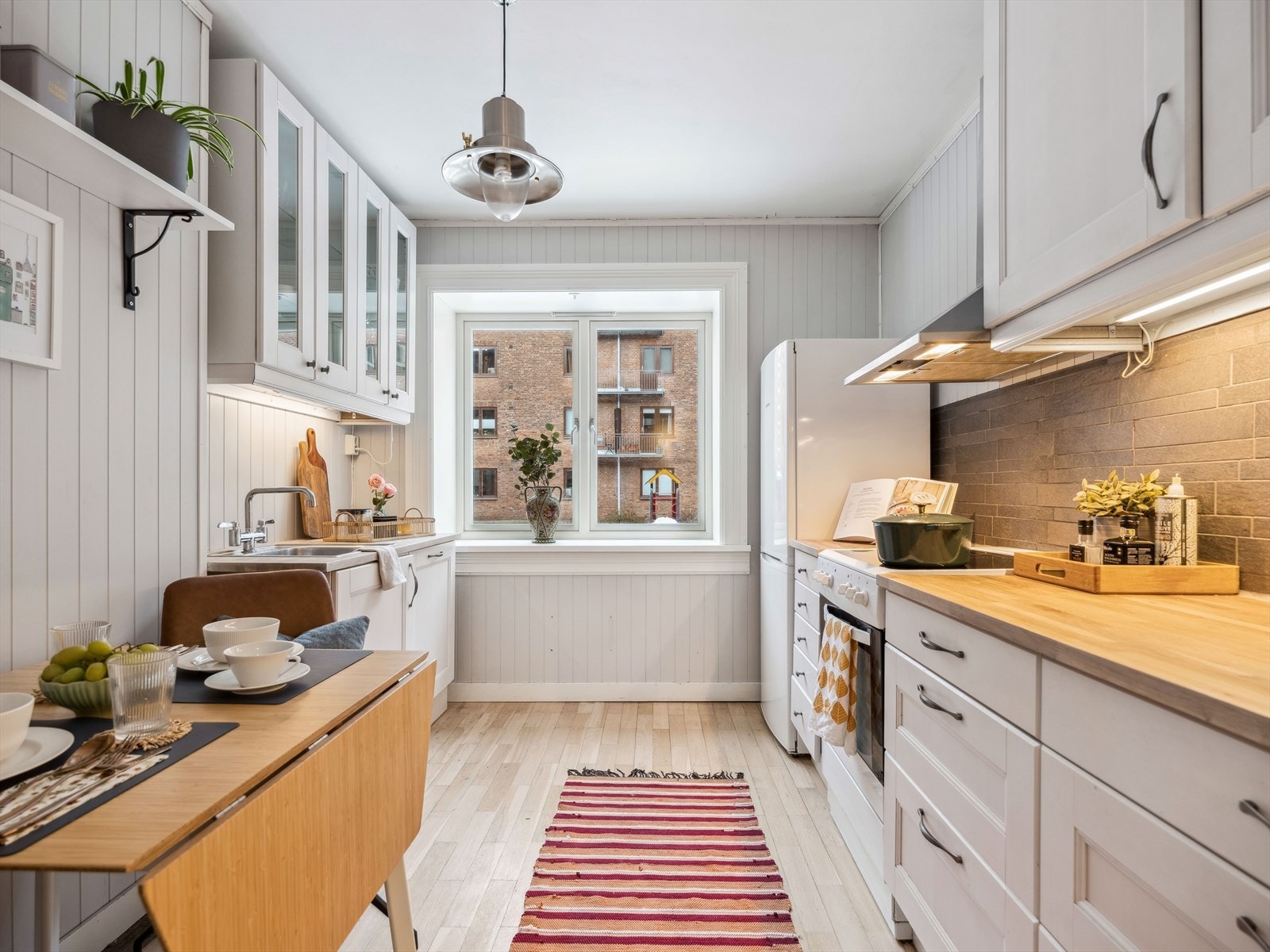 Kjøkkenet har en meget god størrelse, og er adskilt fra de øvrige rommene. Galleribilde