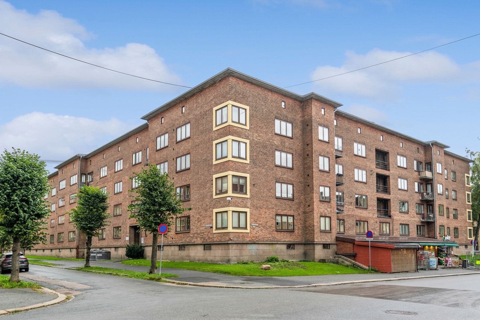 Leiligheten har en tilbaketrukket beliggenhet fra trafikk og støy, samtidig som du har kort vei til alt du skulle trenge i hverdagen. Galleribilde