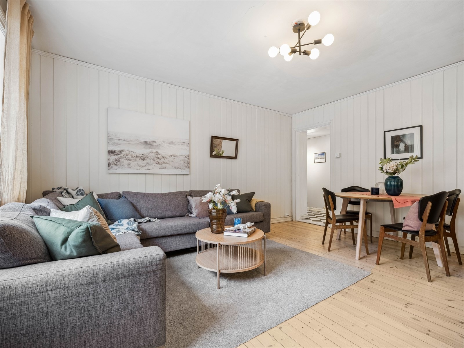 Stuen har en god takhøyde på 2,48 meter. Galleribilde