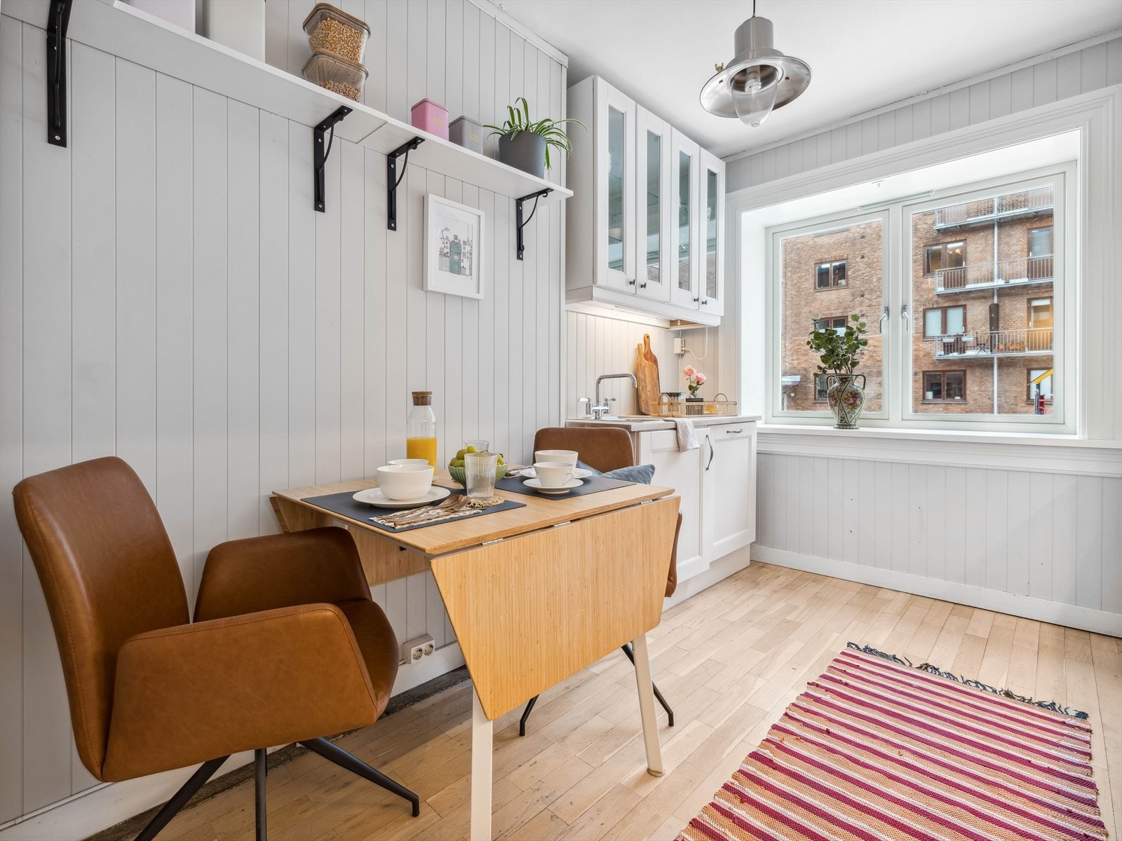 Leiligheten er per i dag en flott 2-roms hvor hvert rom har god plass. Om ønskelig kan boligen omgjøres til en 3-roms ved å flytte kjøkkenet ut til stuen for å lage et ekstra soverom. Galleribilde