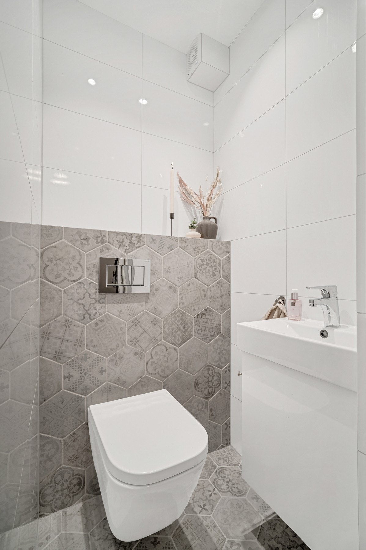 Toalettrommet ble oppusset i 2018 i samme stil som badet, og har et moderne vegghengt toalett og servant. Galleribilde