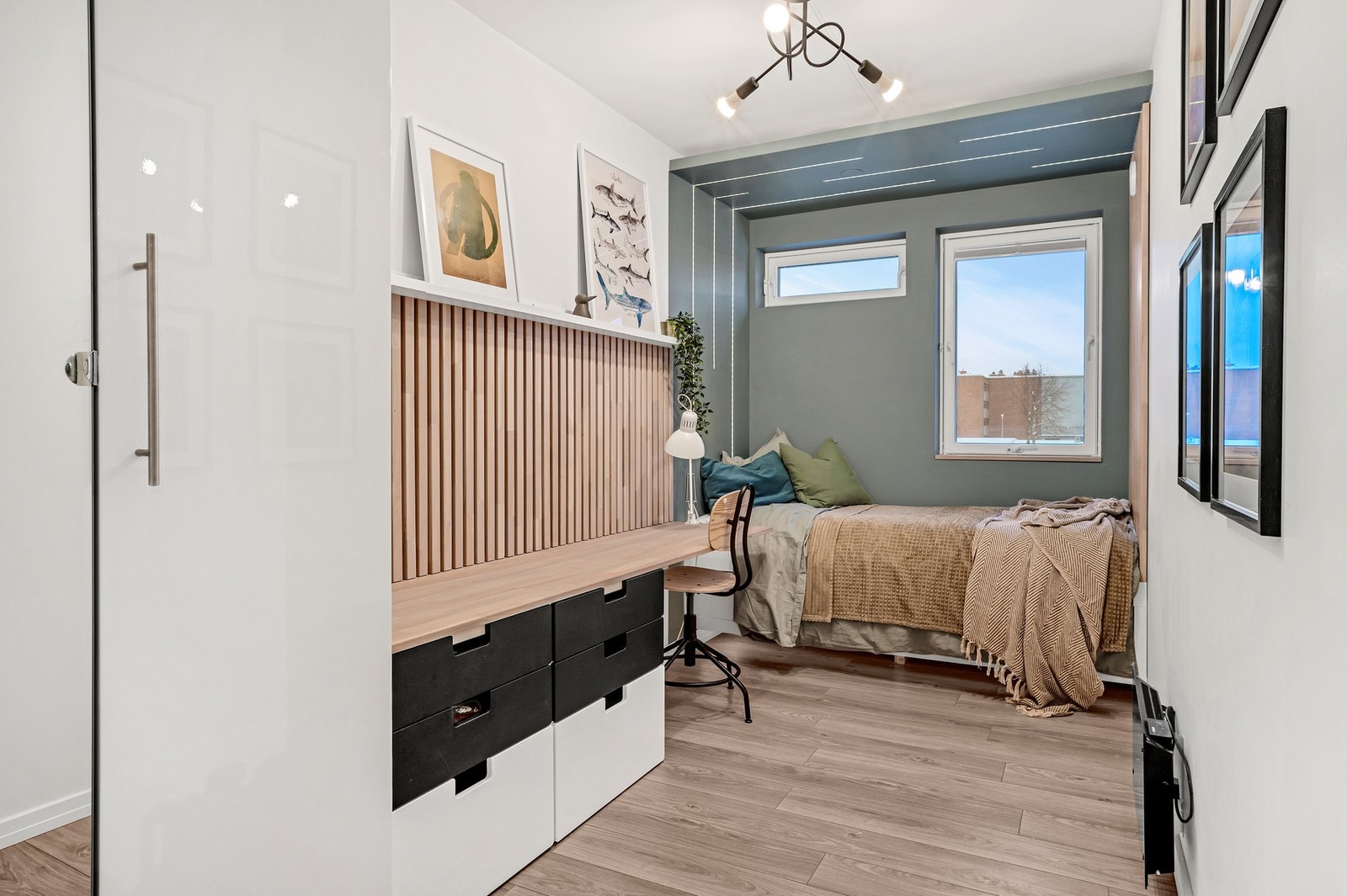 Begge rom har i tillegg stilige lysdetaljer i sovesonen. God plass til garderobeskap og pult. Galleribilde