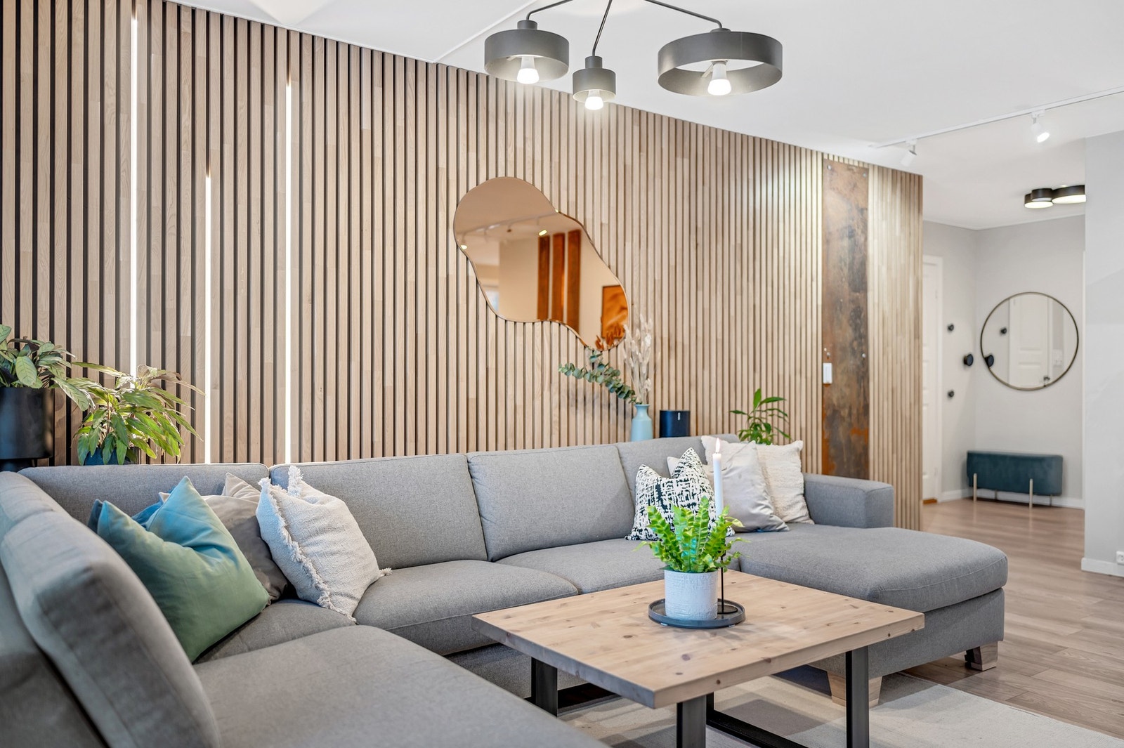 Spilevegger med stilige lysdetaljer er en gjenganger i boligen. Alle lys er koblet på Philips Hue-system og kan styres via mobilen (med unntak av gang, bad, toalett og vaskerom). Galleribilde