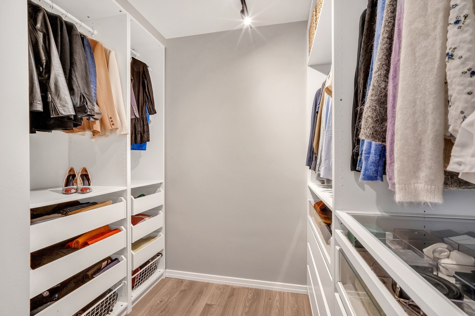 Stilig walk-in closet adskilt med vegg på soverom 1. Galleribilde