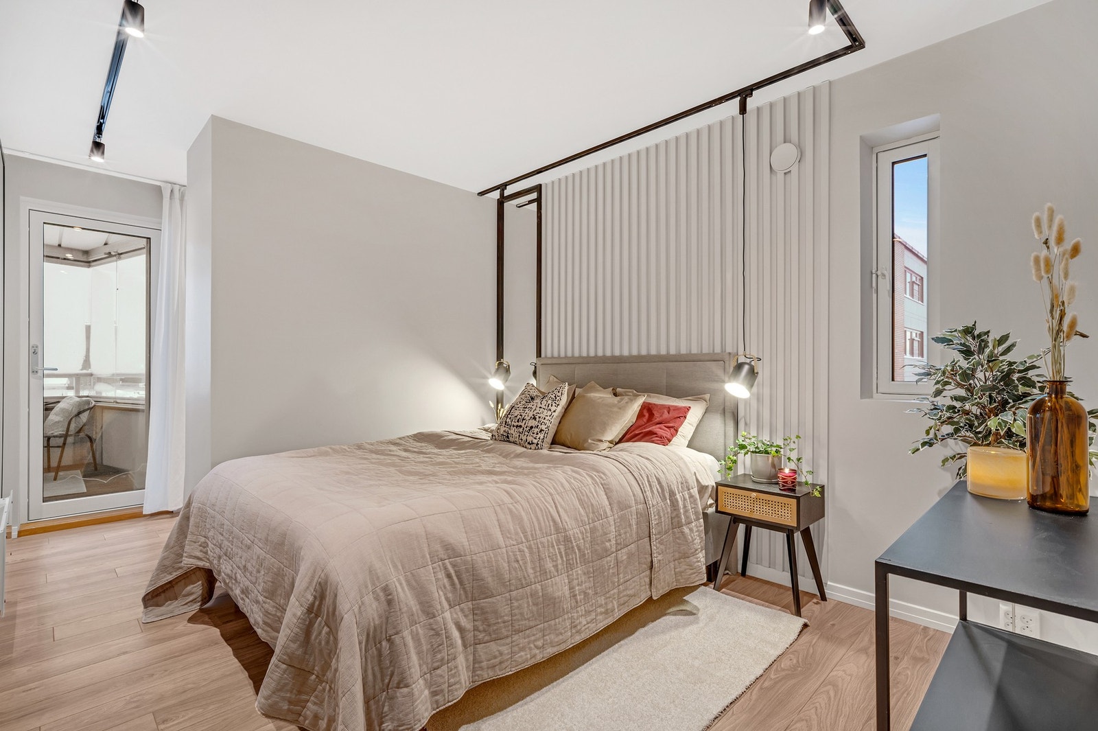 Soverom 1 er på hele 16 kvm med god plass til både dobbeltseng og garderobe. Galleribilde