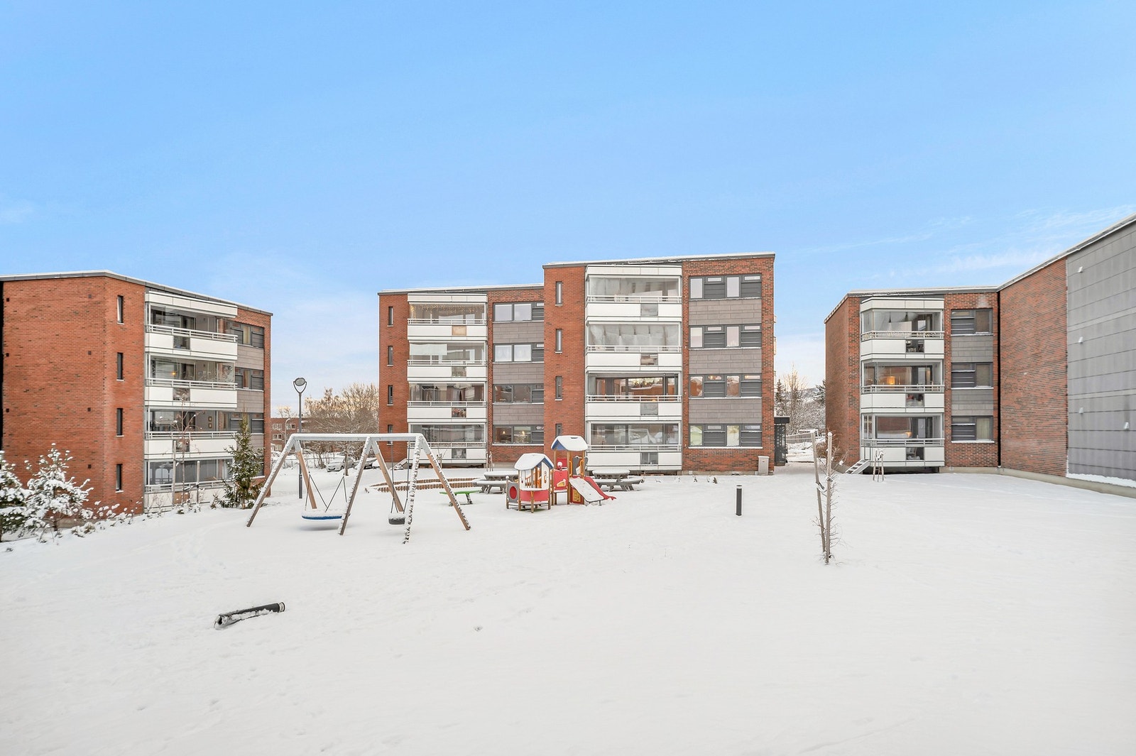 Bygget ble renovert i 2019 med bl.a etterisolering, nye vinduer, drenering m.m. Galleribilde
