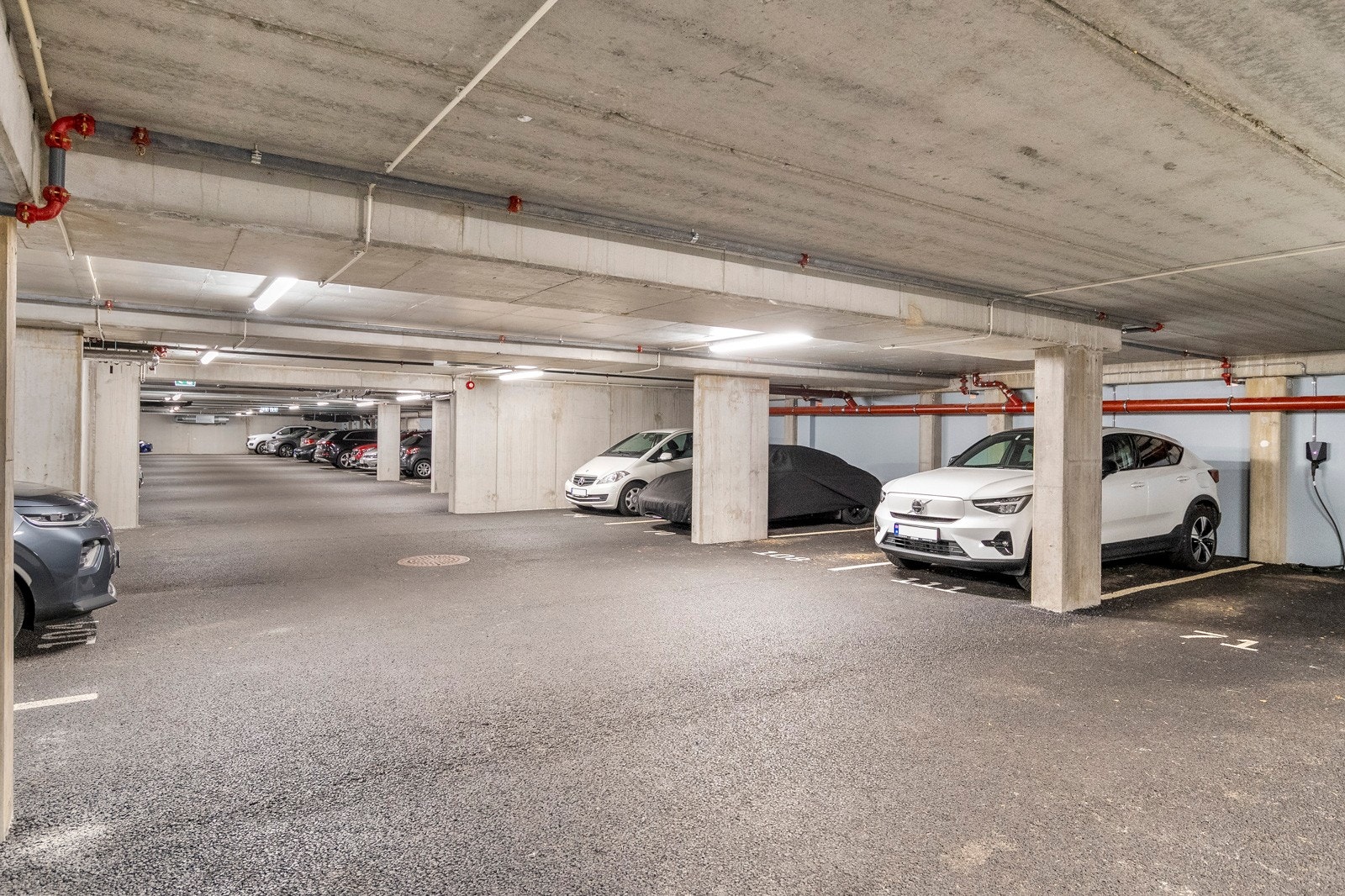 Fast garasjeplass. Galleribilde