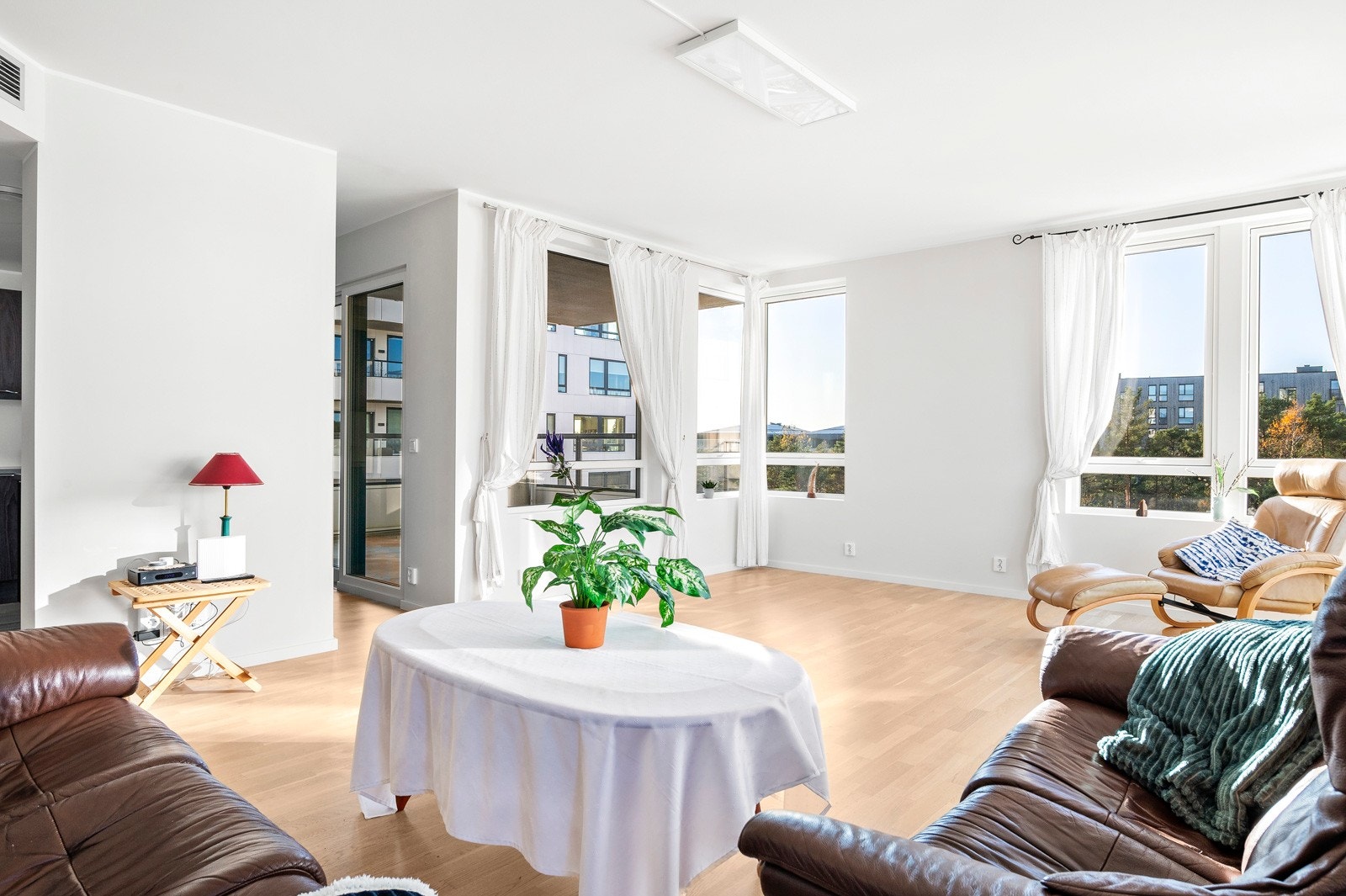 Innvendige gulv er belagt med trestavs parkett. Vegger av pusset og malte overflater. Innvendig himling av sparklet og malte plater. Galleribilde