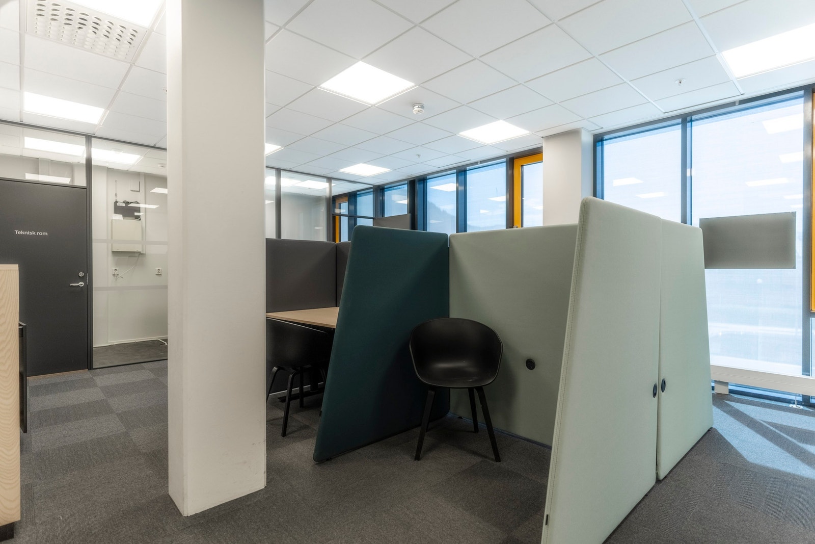 Det finnes også et separat kontor innerst i lokalet Galleribilde