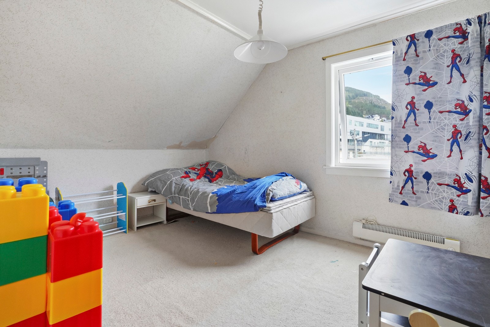 Soverom i loft etasjen med naturlig lys og plass til garderobeskap Galleribilde