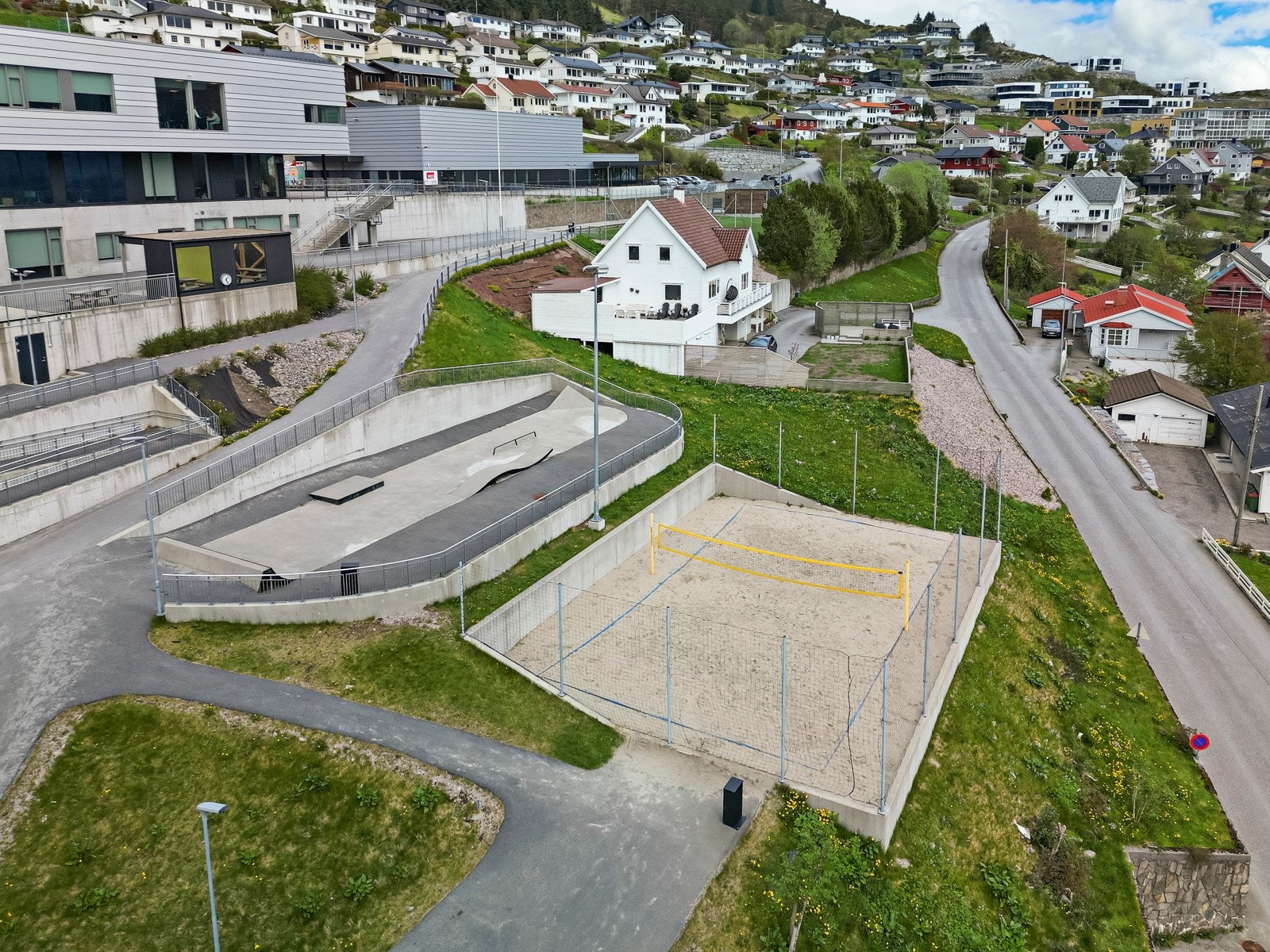 Ved Vågsøy ungdomsskule finner en flere kommunale sport- og lekeanlegg Galleribilde