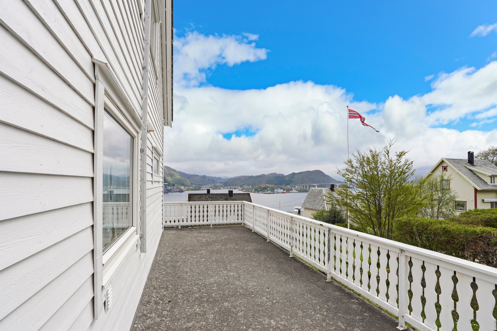 Utanfor stova finn du òg verandaen, der ein kan nyta vêr og flott natur som Måløy tilbyr. Galleribilde