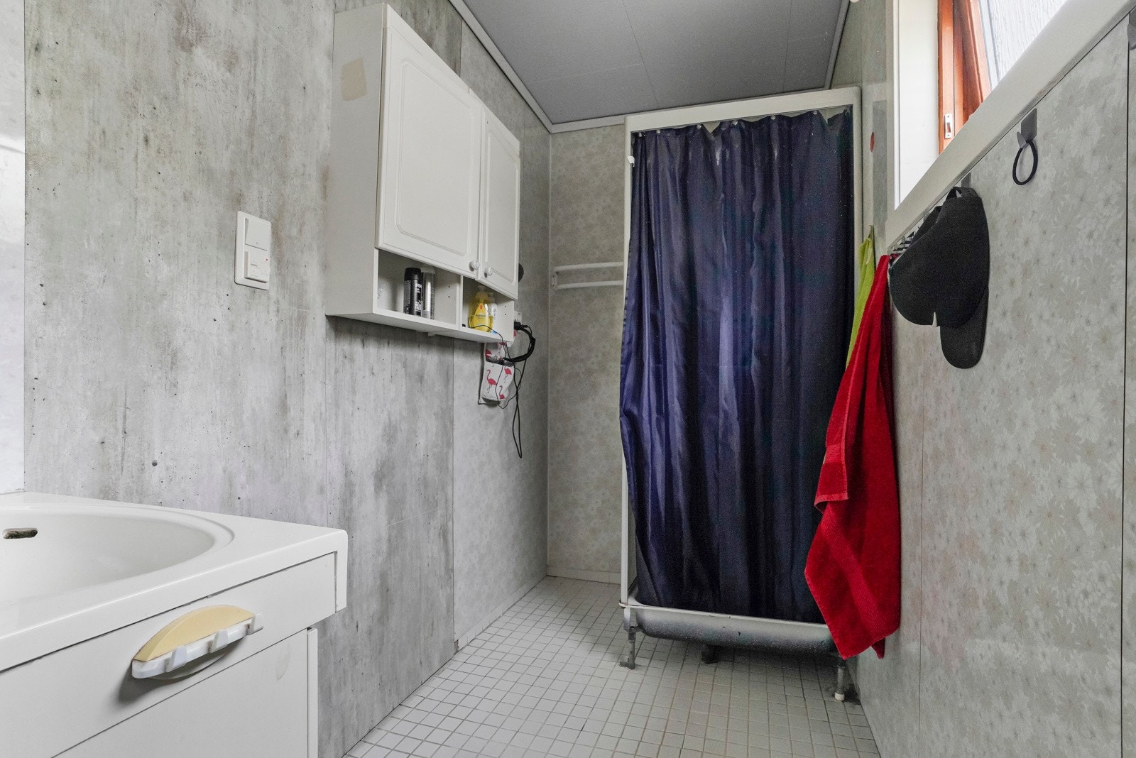 Enklere baderom med dusj Galleribilde