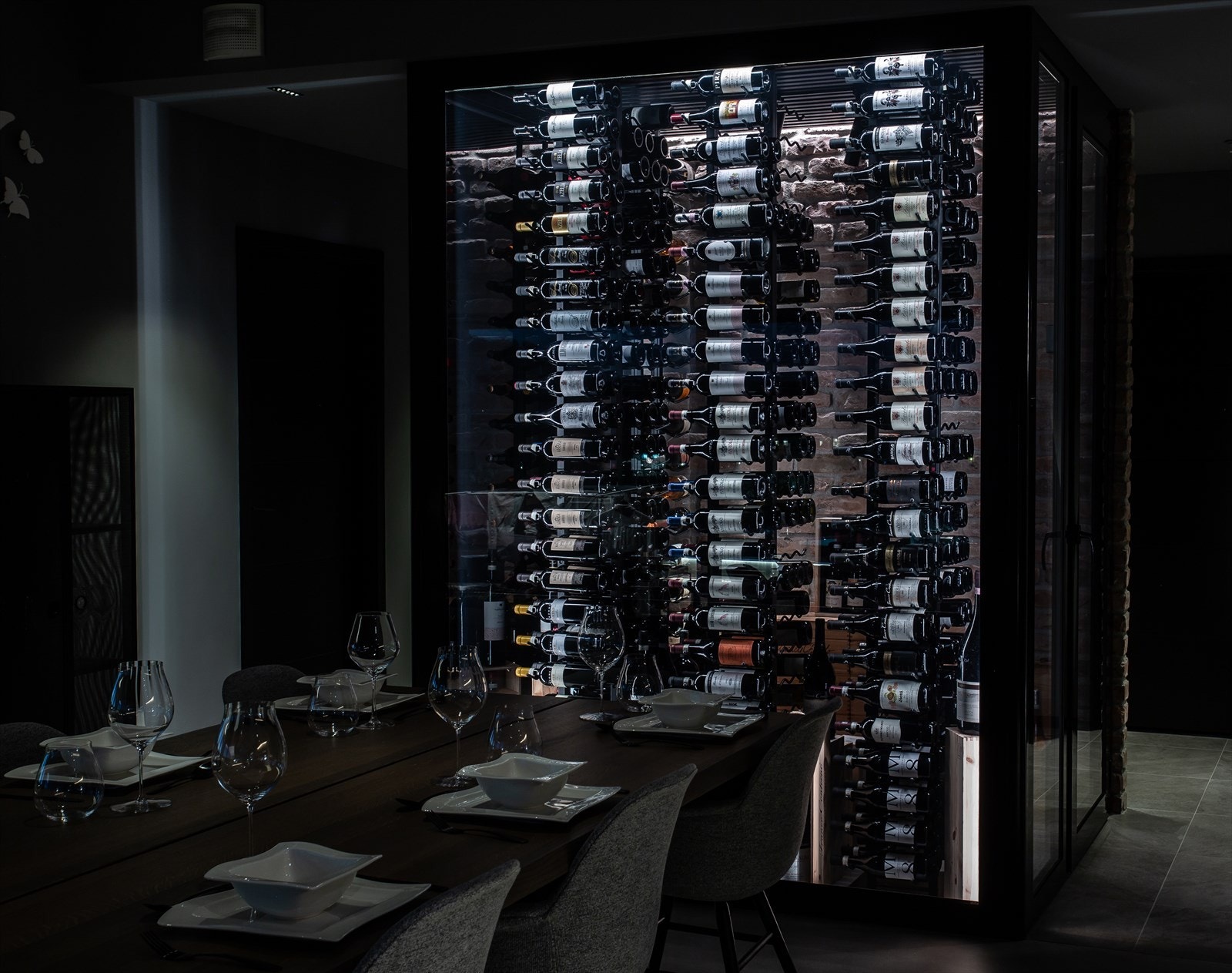 Vinrommet - bygget fra starten av som et temperert/avkjølt vinrom midt i leiligheten Galleribilde