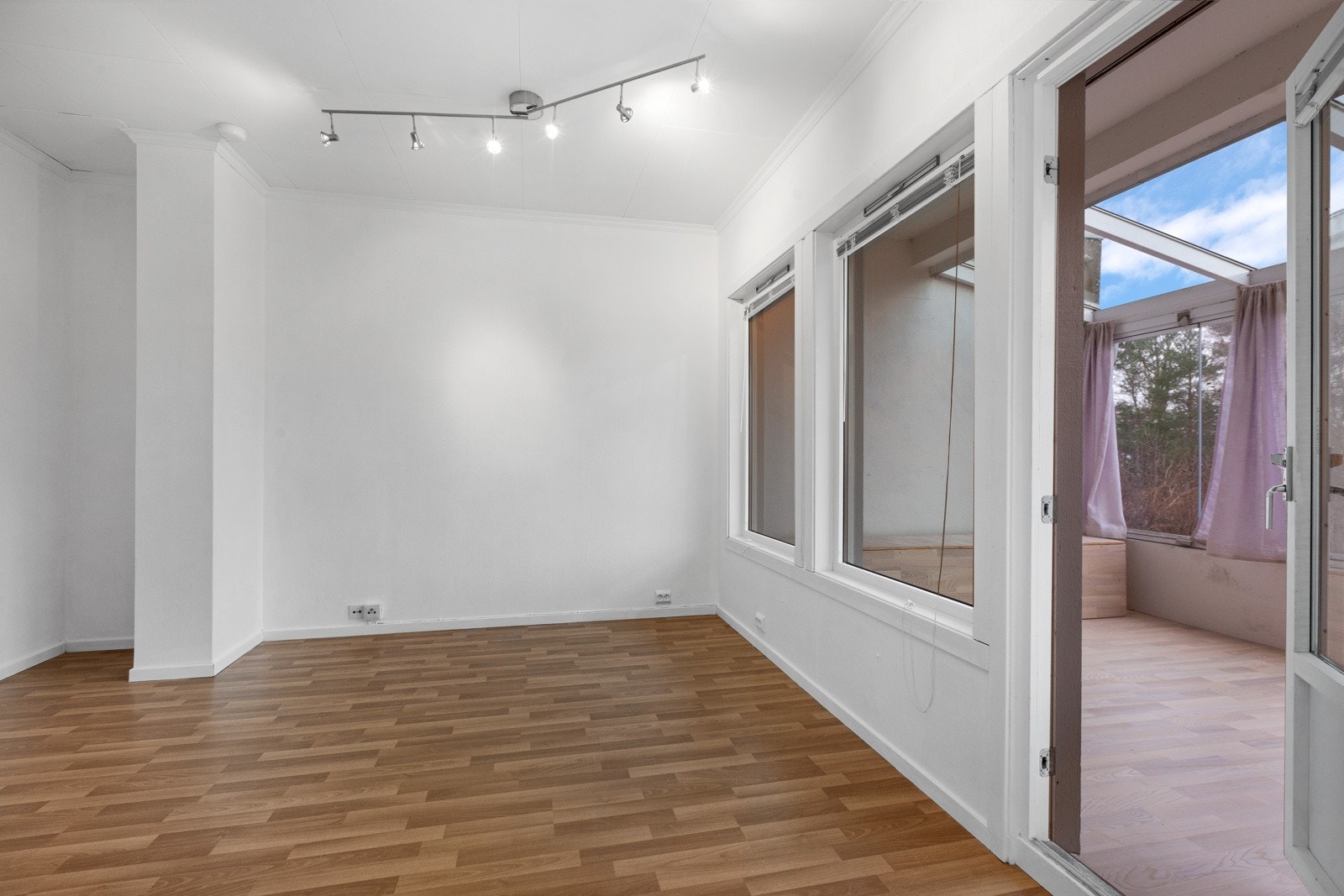 Fra stue er det ugang til innglasset terrasse Galleribilde