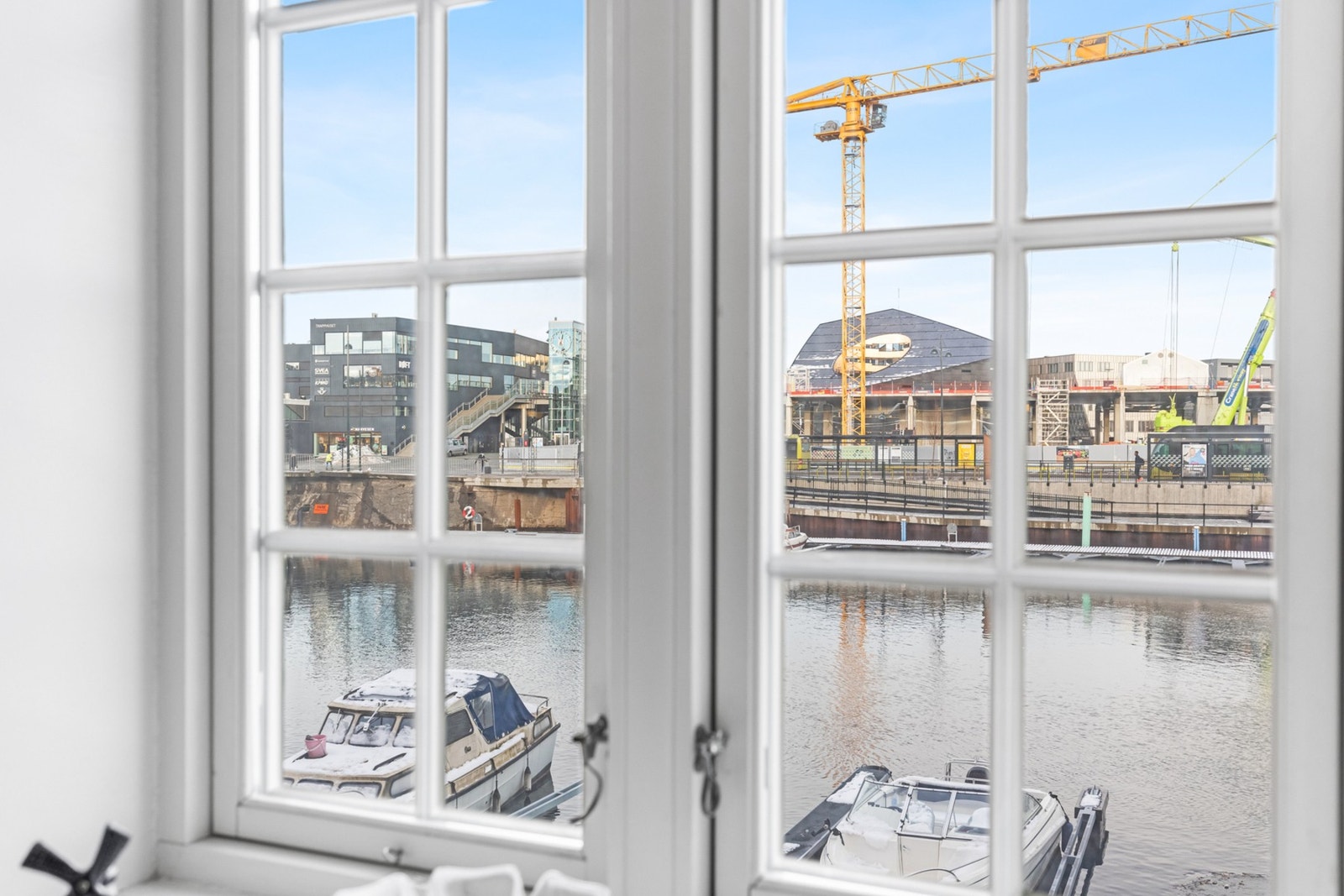 Fra stuen er det fin utsikt ut mot kanalen. Galleribilde