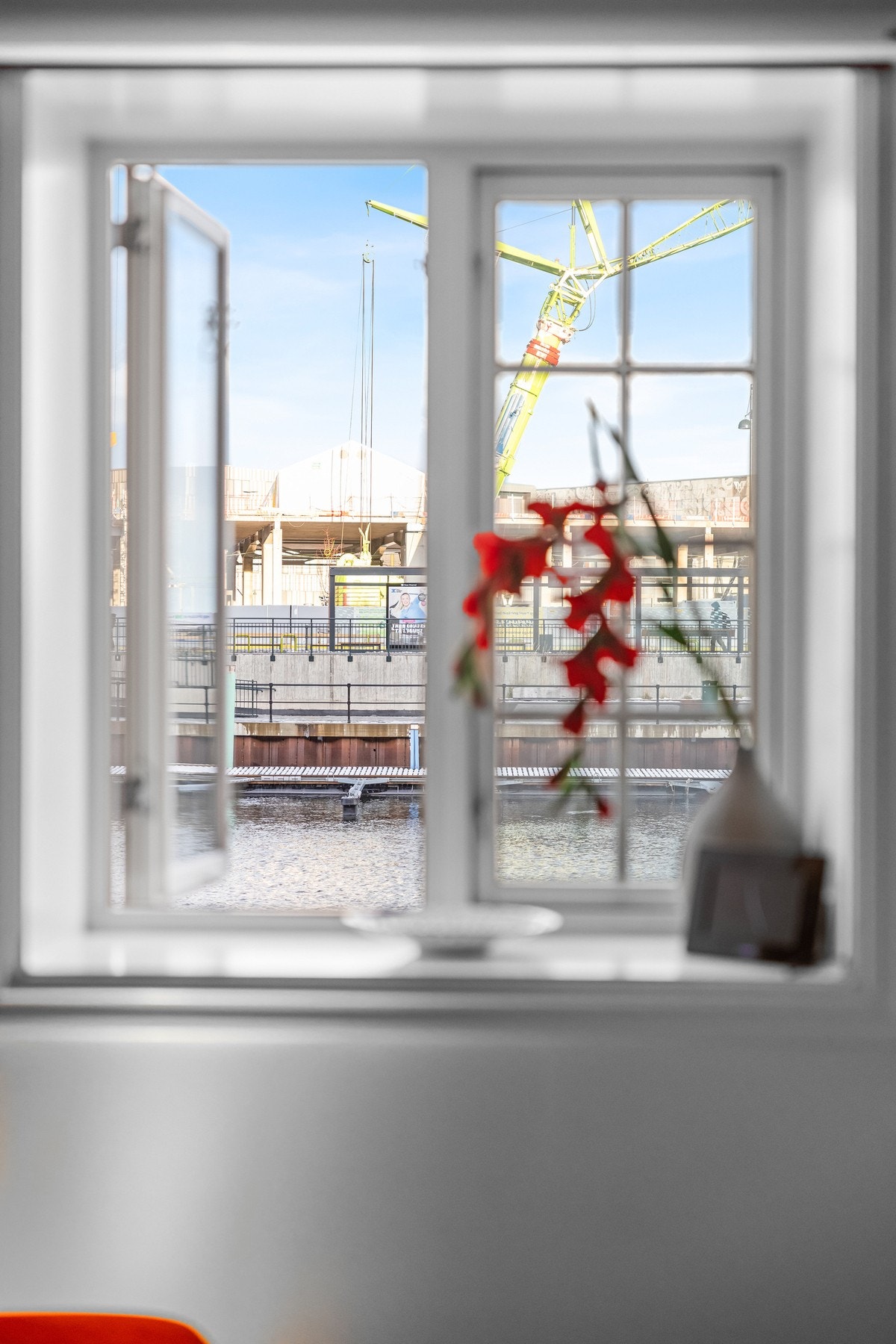 Fra stuen er det fin utsikt ut mot kanalen. Galleribilde