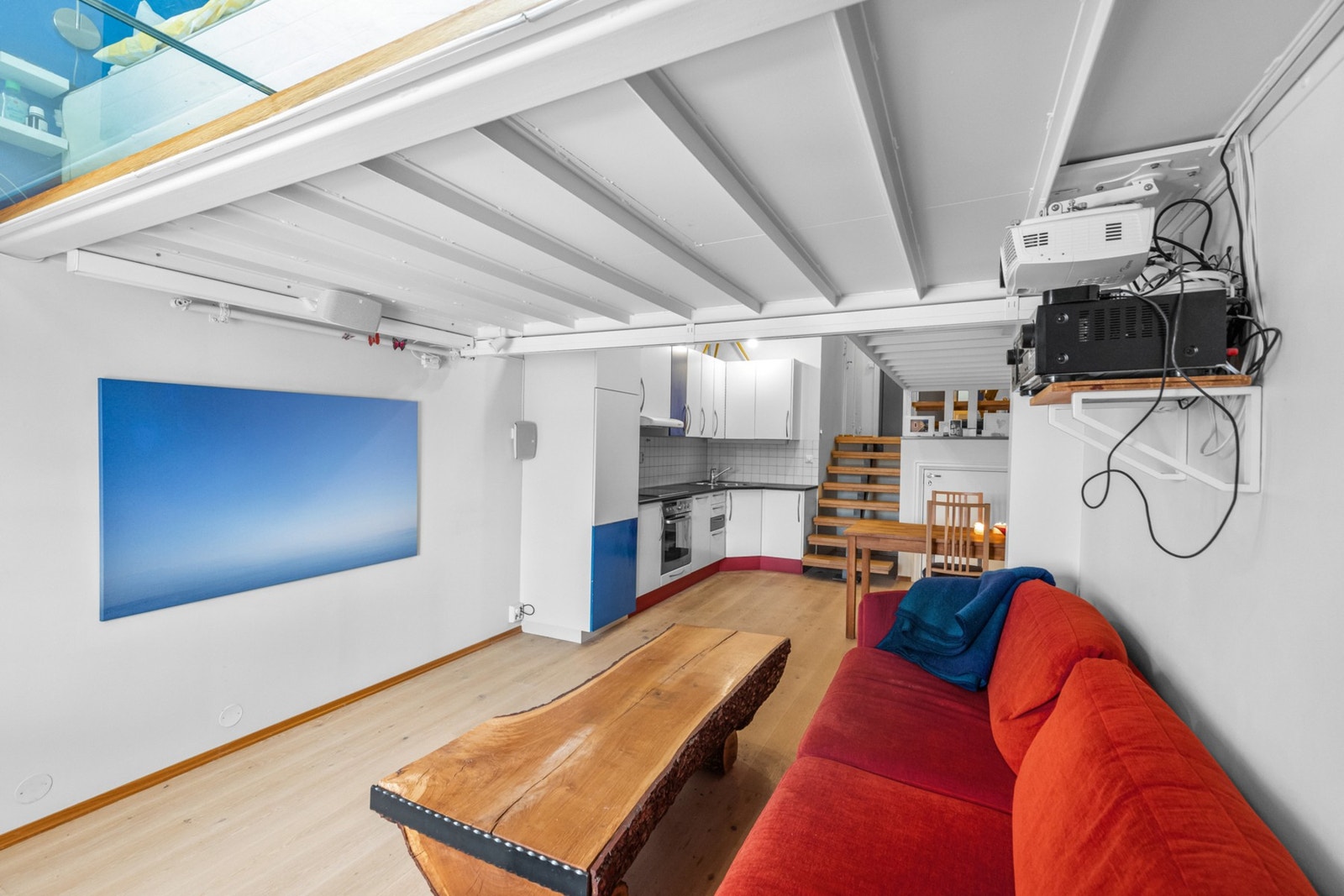 Det er åpen stue- og kjøkkenløsning. Galleribilde