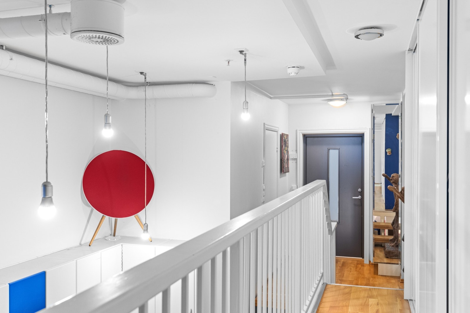Gangen i overetasjen ligger åpent med rekkverk ned mot stuen. Galleribilde