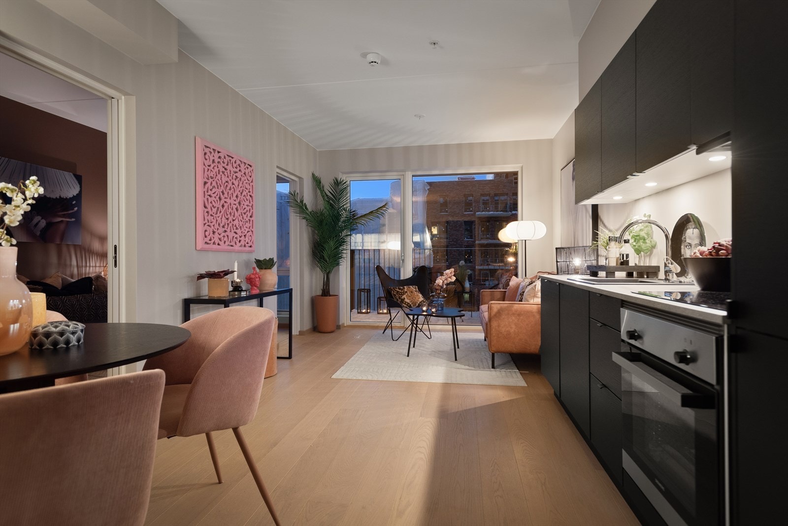 Kjøkken med plass til spisebord. Galleribilde