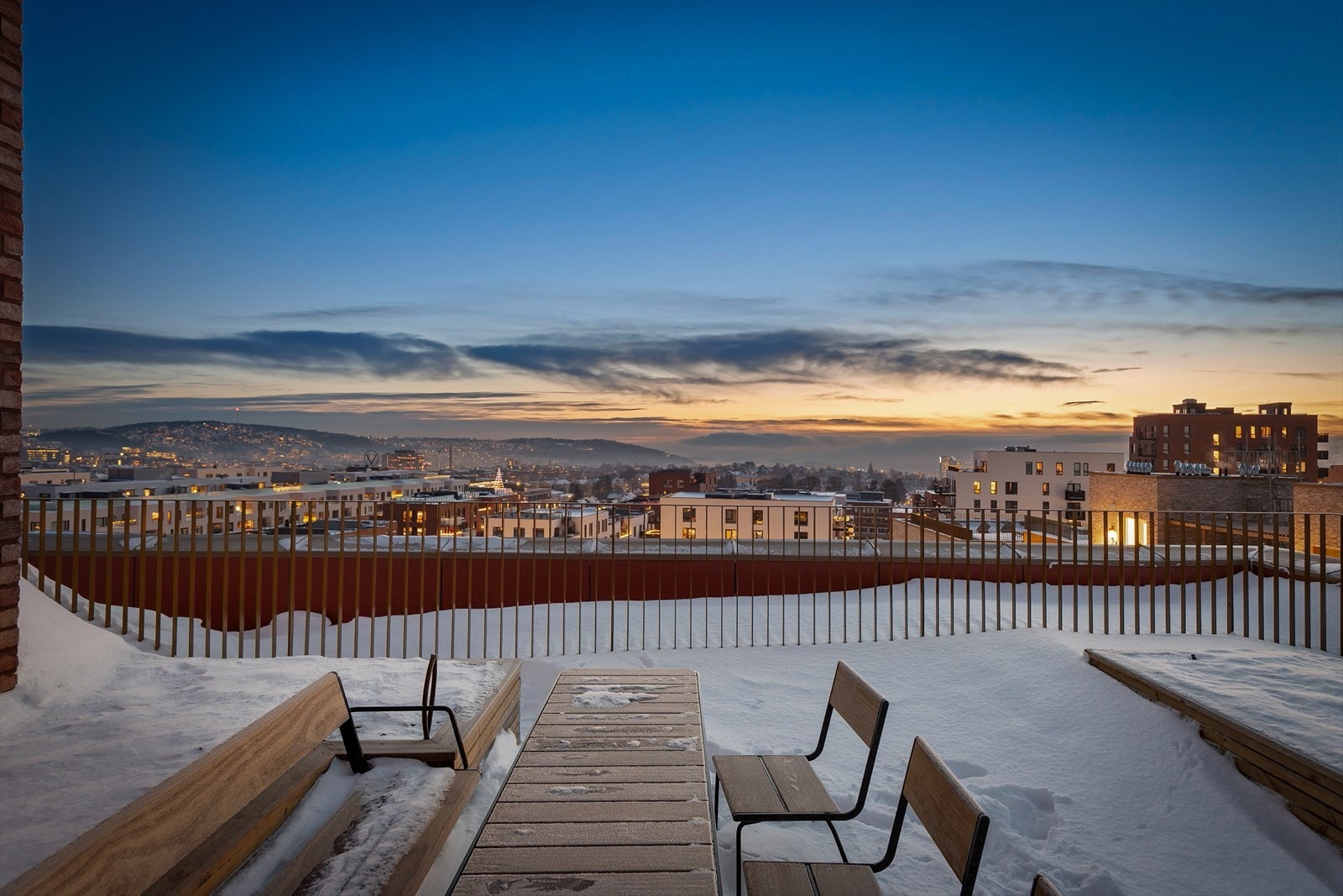 Felles takterrassen er godt møblert. Galleribilde