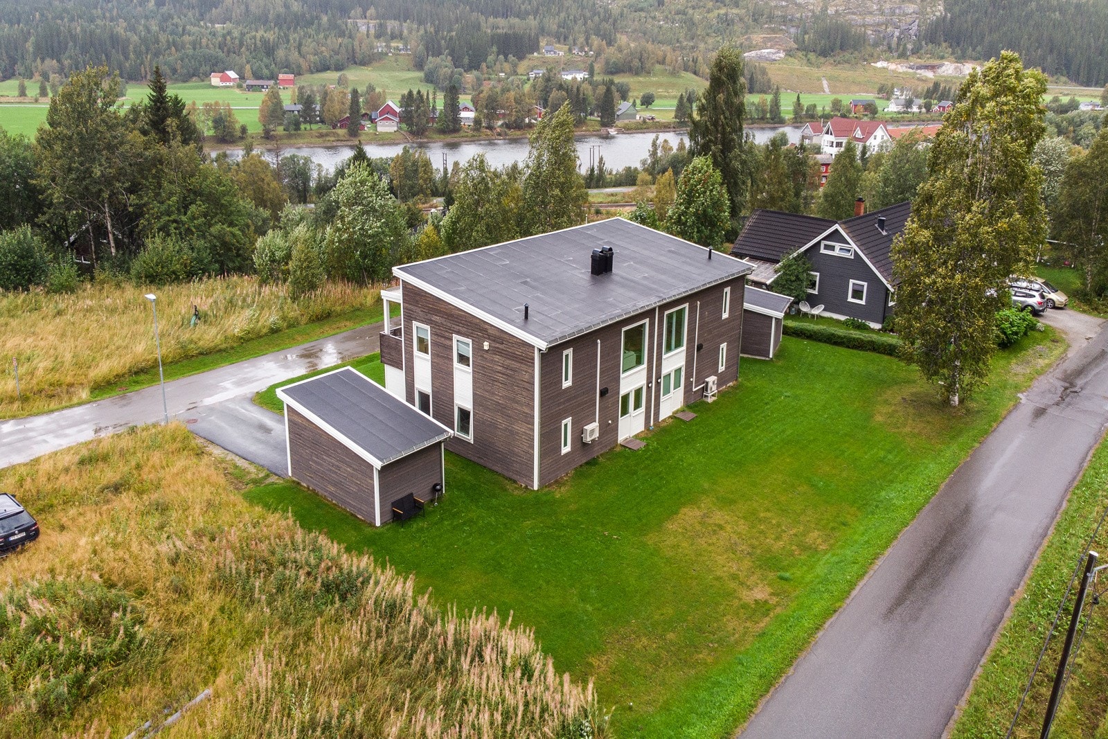 Man har en frodig hage som boligen hviler på. Galleribilde