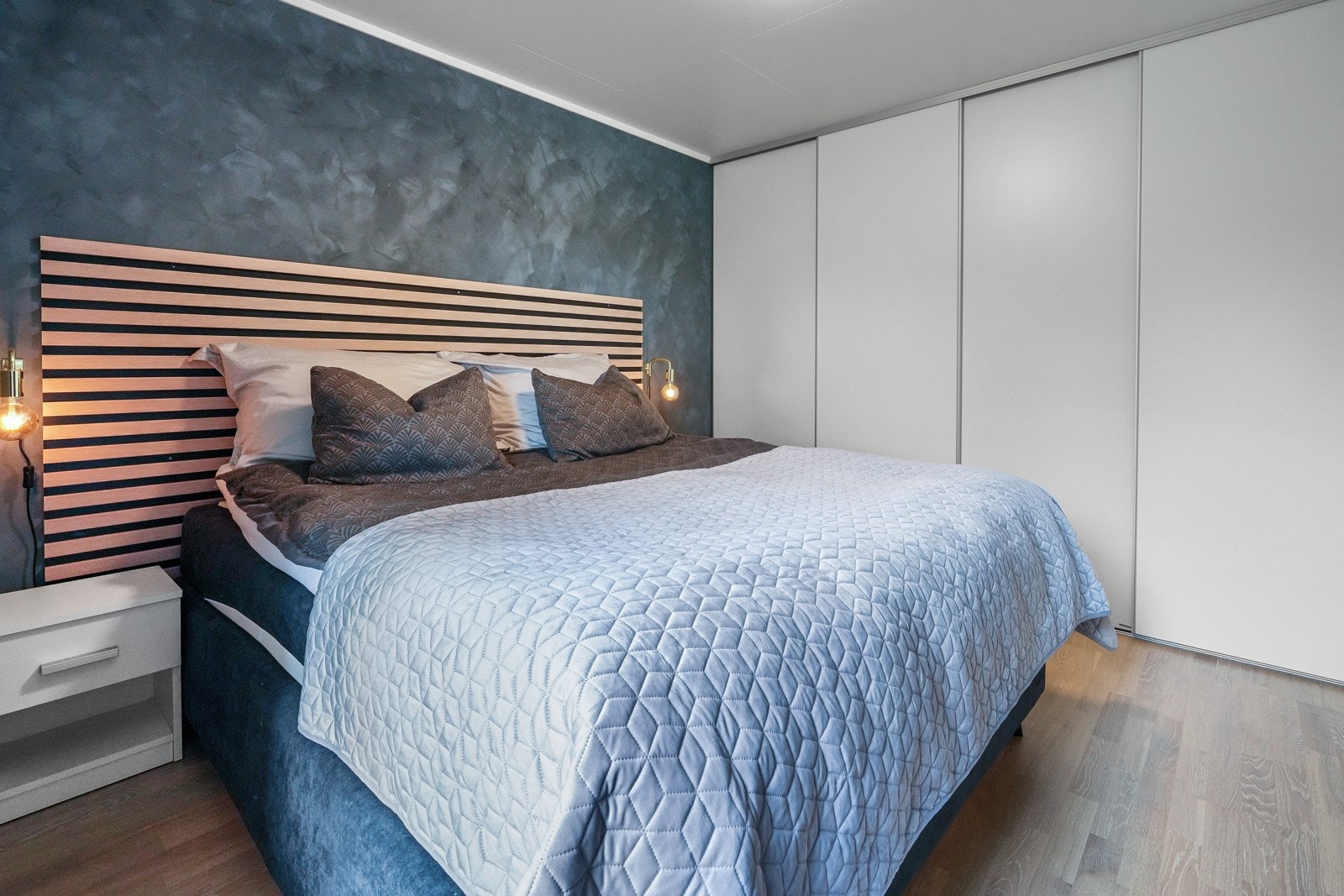 Dette soverommet benyttes i dag som master bedrom og har en meget romslig skyvedørsgarderobe. Galleribilde