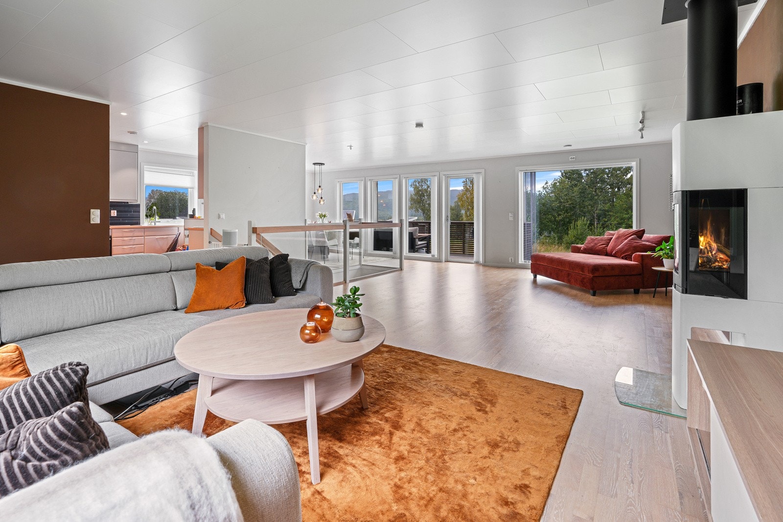 Stuen oppleves stor og romslig, men samtidig lett å innrede. Fra sofakroken har du full oversikt. Galleribilde