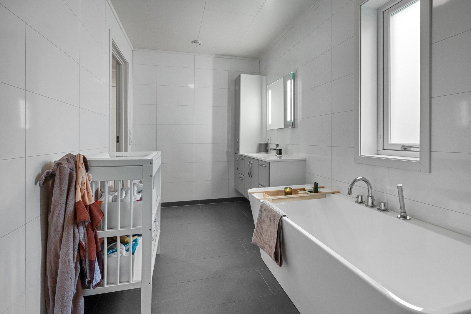 Det er både dusj og badekar. Galleribilde