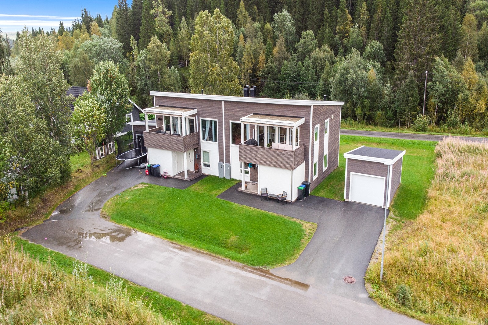 Boligen har en frittstående garasje og god plass i innkjørselsen. Galleribilde