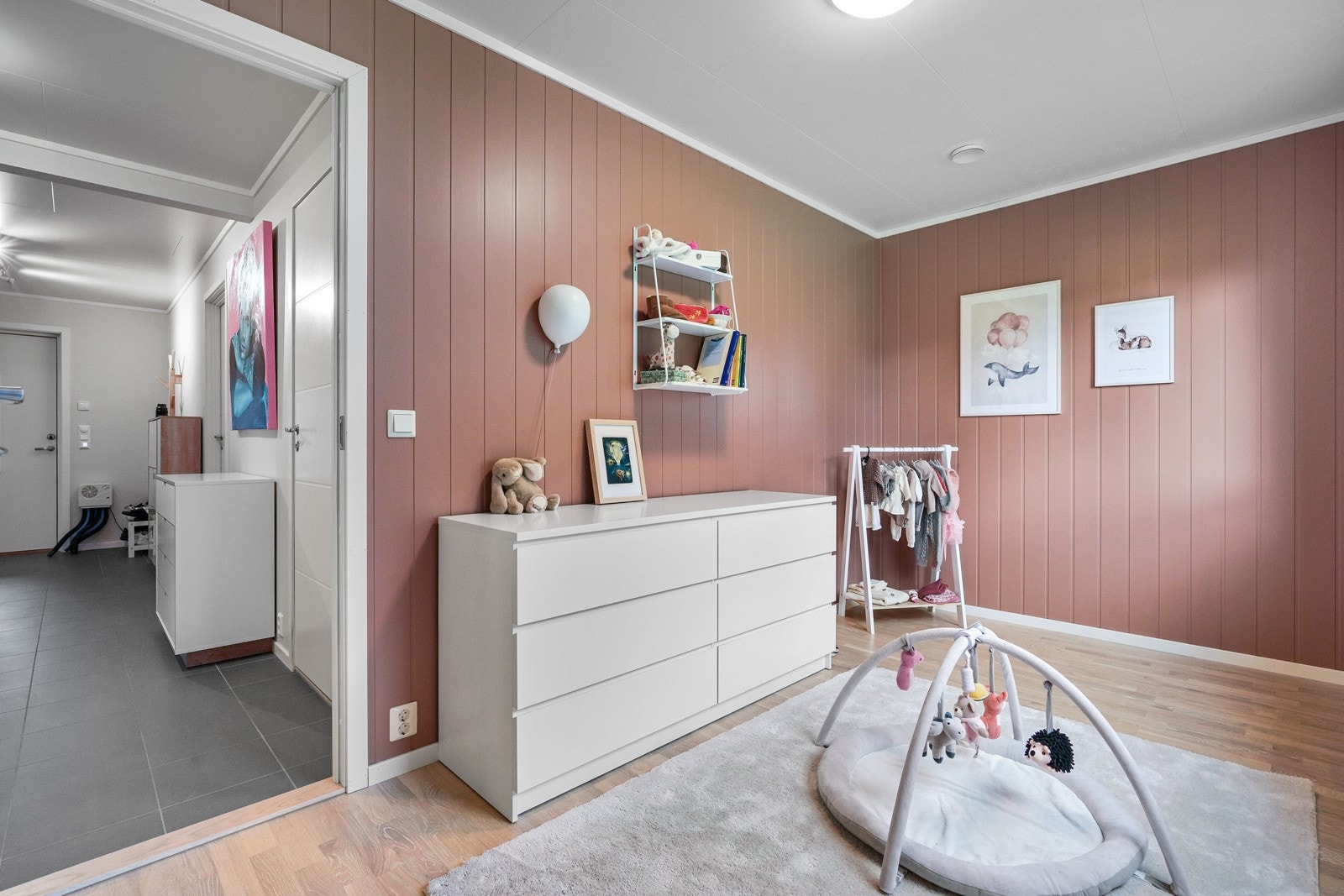 Også dette rommet er av god størrelse og malt i farger en liten prinsesse verdig. Galleribilde