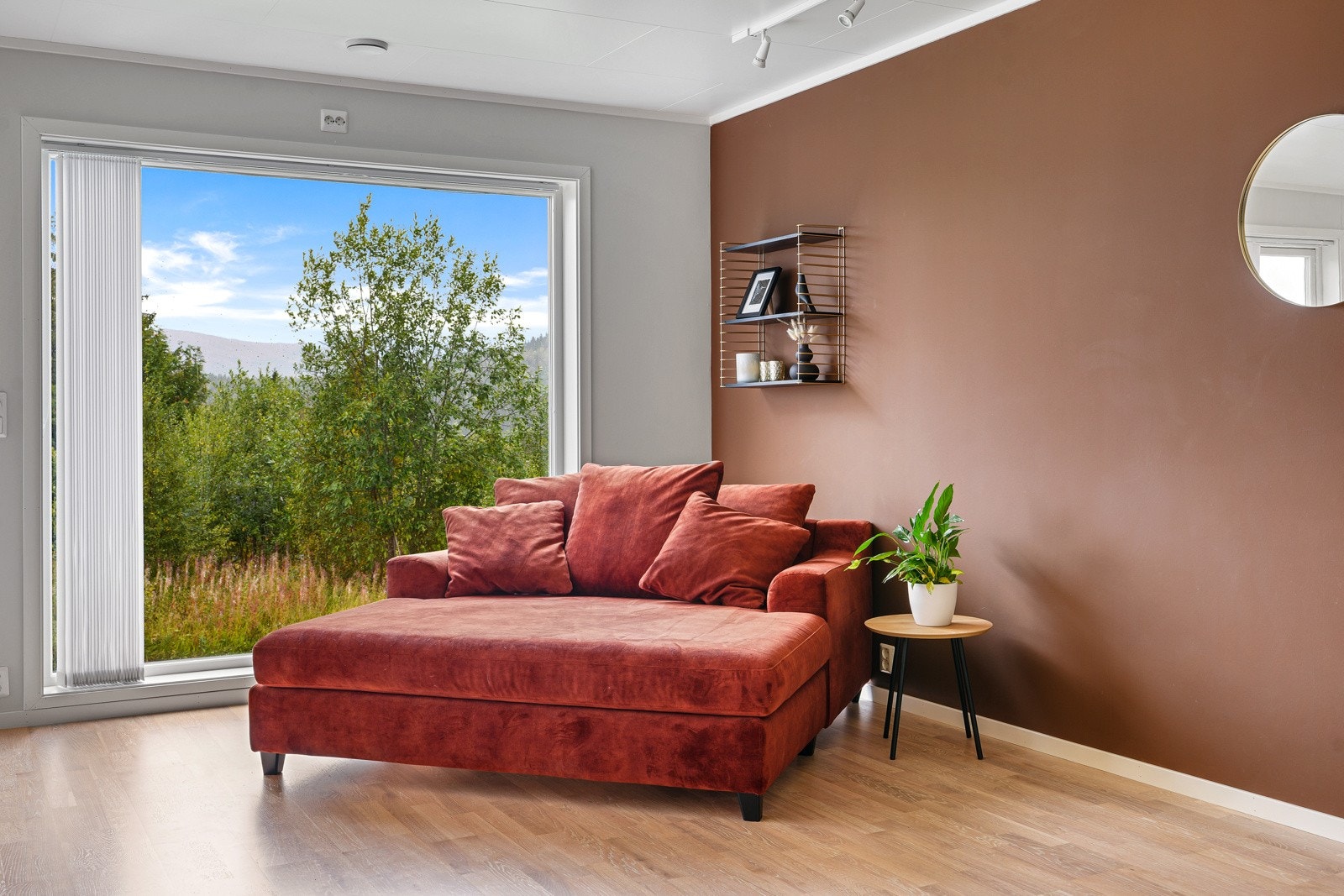 Overflatene i stuen er holdt i delikate og stilrene fargepaletter som harmonerer godt med hverandre. Her kan man ligge å slappe av med en meget pen utsikt. Galleribilde