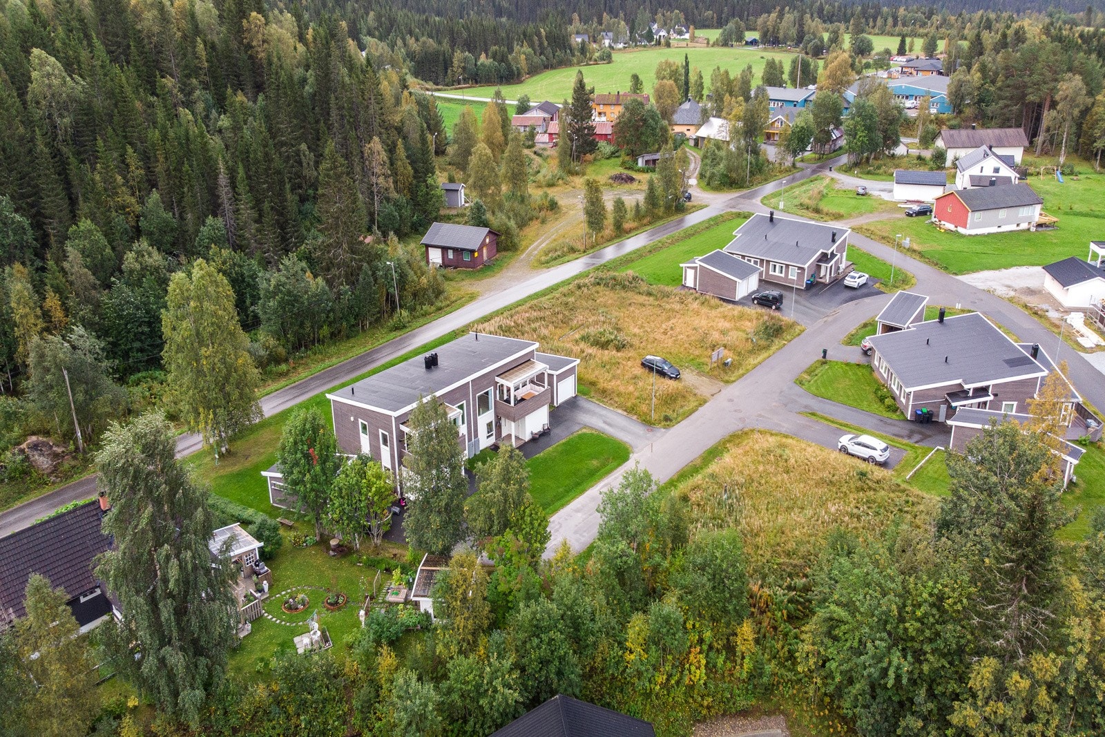 Fra boligen har man kort vei til skole og barnehage. Galleribilde